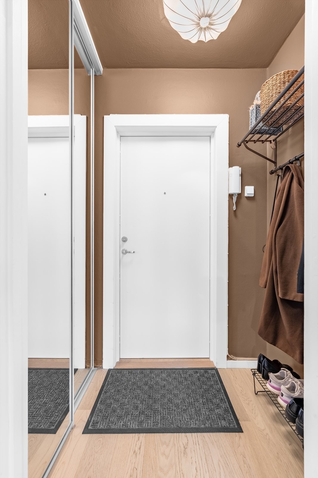 Innbyende entré med god plass til å henge fra seg yttertøy i praktisk skyvedørsgarderobe. Galleribilde