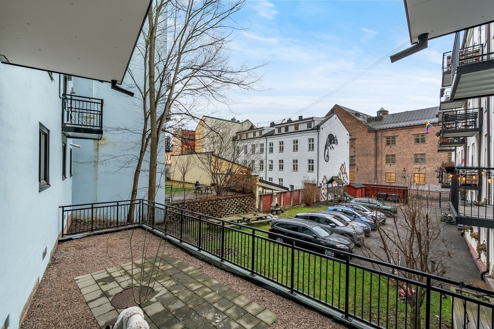 Bakgården har fine grøntområder og sittegrupper. Galleribilde