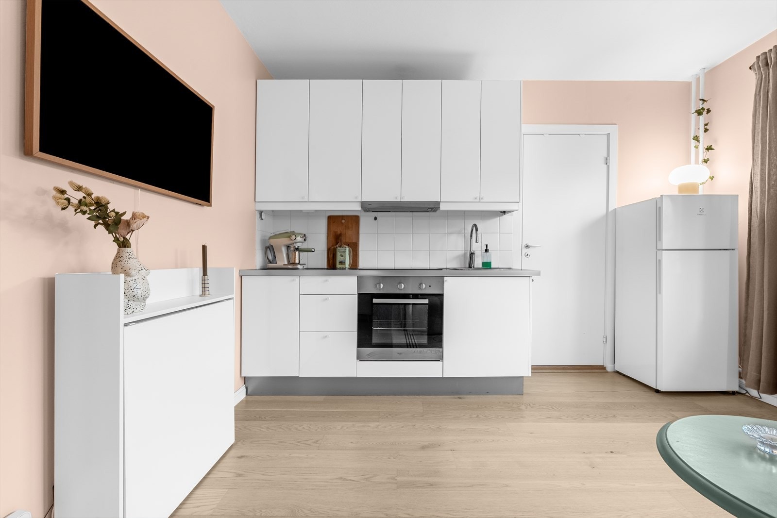 Stuen og kjøkkenet ligger i en åpen og sosial løsning. Galleribilde