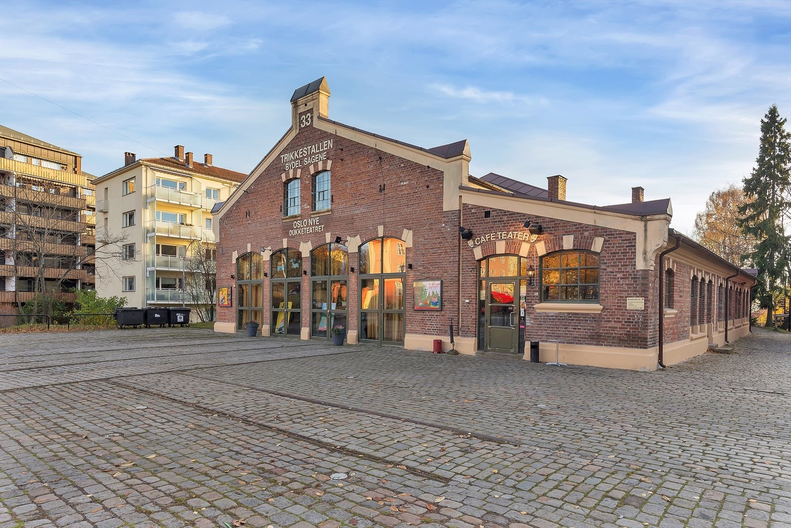 Trikkestallen er en populær restaurant og teater. Her ser vi den store og populære uteserveringen på sommerstid Galleribilde