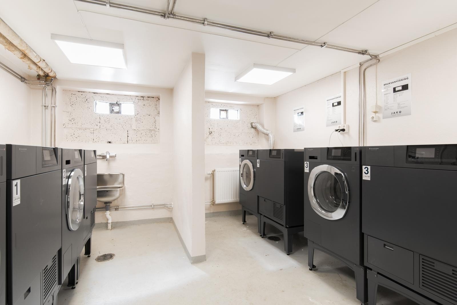 Felles vaskerom i kjeller. Galleribilde