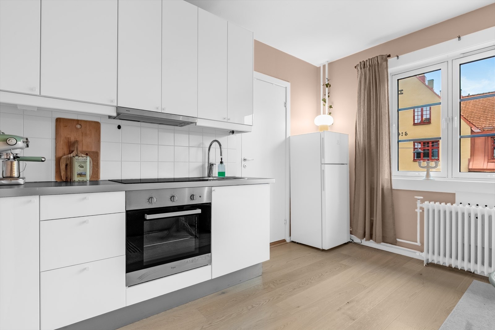 Kjøkkenet har opplegg for platetopp, stekeovn og frittstående kjøl/frys. Galleribilde