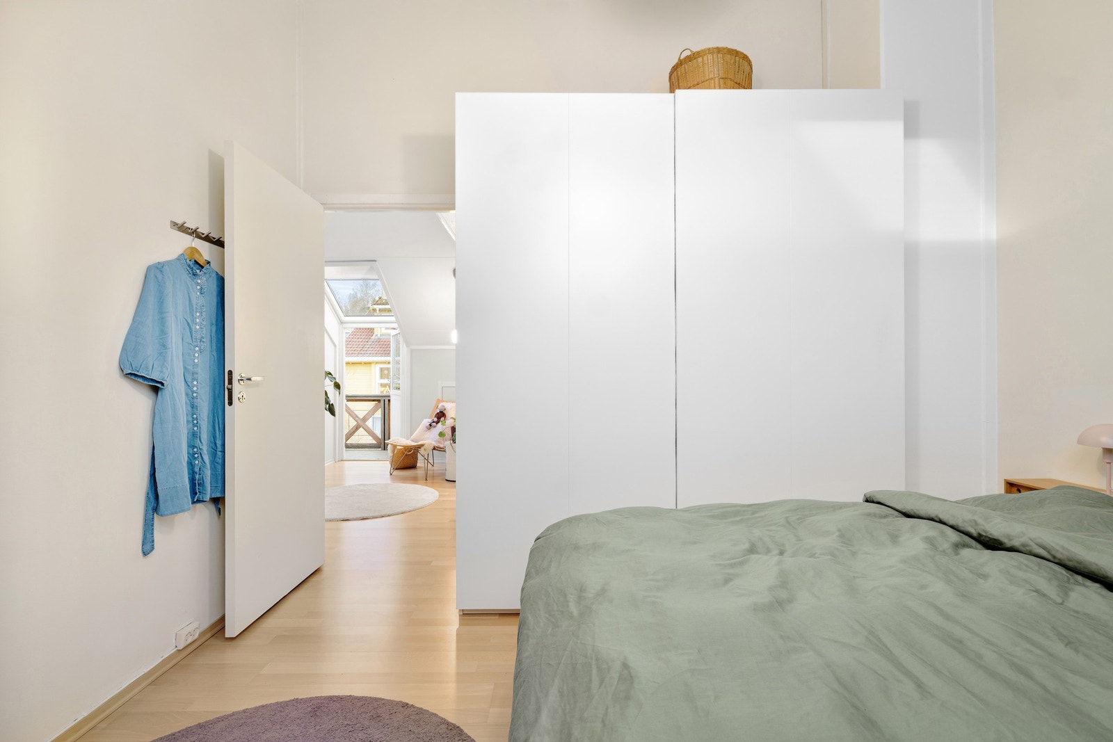 Rommet er innredet med garderobeskap. Galleribilde