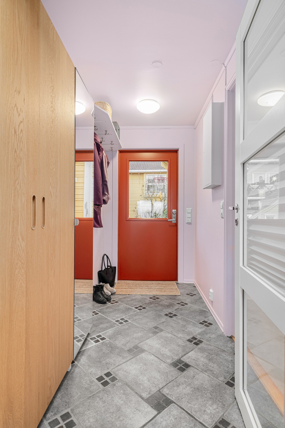 Innbydende entré med god plass til oppheng av yttertøy. Galleribilde