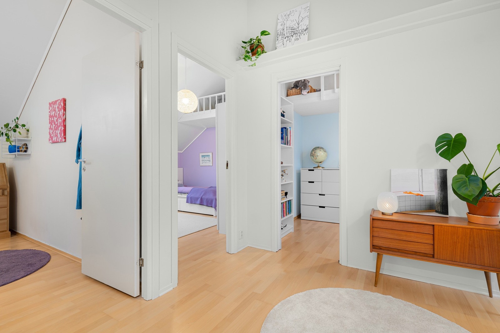 I tillegg er det tre lagringsloft med henholdsvis 2 m², 2 m² og 5 m² i gulvareal. Galleribilde