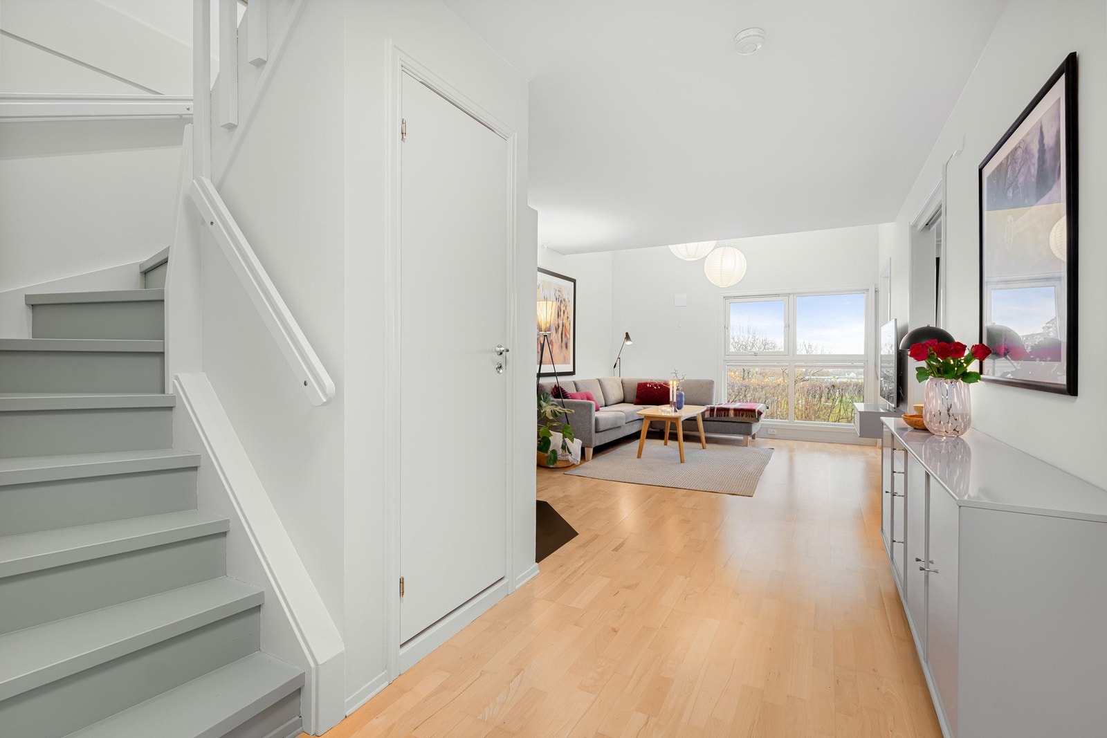 Under trappen er det en innvendig bod som sørger for gode oppbevaringsmuligheter. Galleribilde