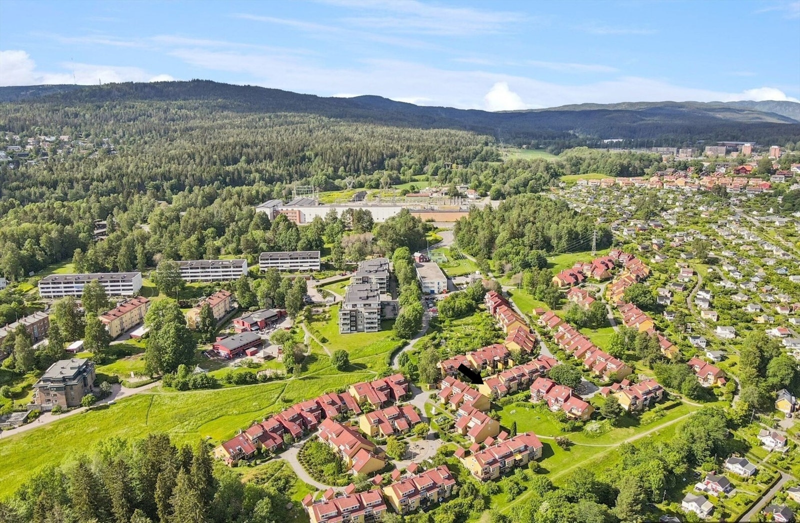 Fra eiendommen er det trygg, bilfri skolevei til Kringsjå barneskole og Nordberg ungdomsskole. Det finnes flere videregående skoler i nærliggende områder, samt et godt utvalg av både private og kommunale barnehager i umiddelbar nærhet. Galleribilde