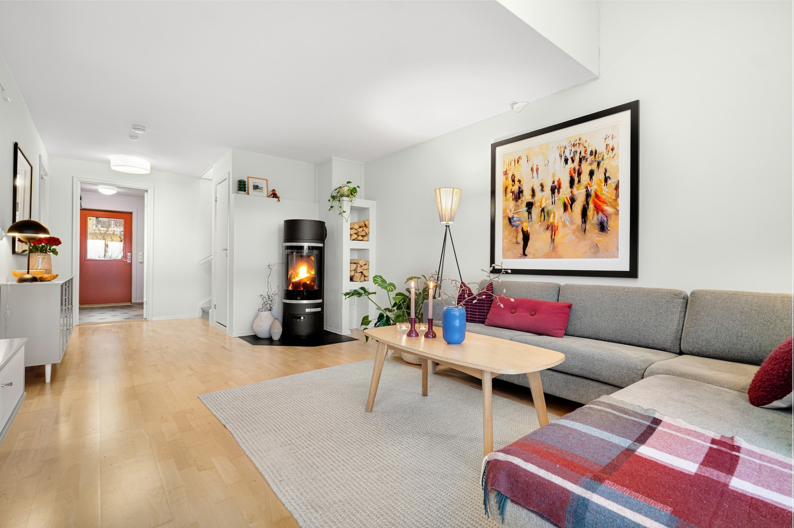 Boligen strekker seg over to plan, og har en gjennomtenkt planløsning. Galleribilde