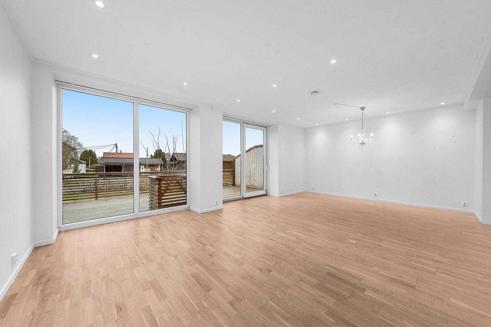 Stuen har store vindusflater som slipper inn rikelig med lys Galleribilde