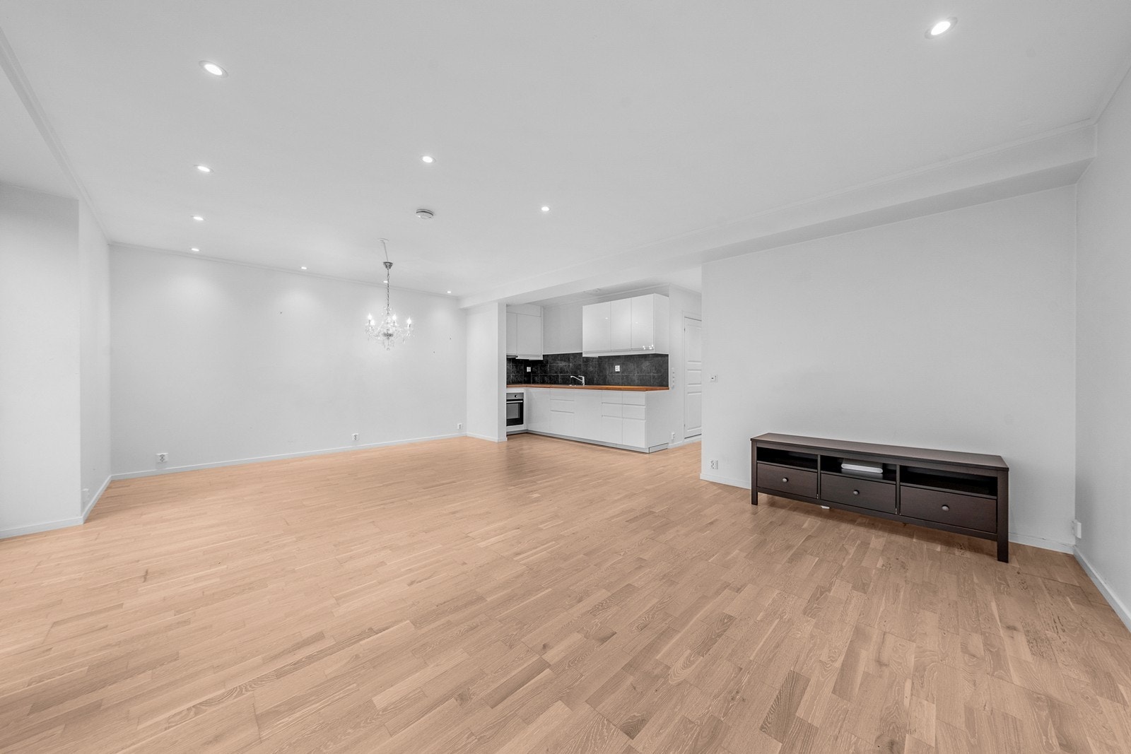 Stue og kjøkken i åpen løsning Galleribilde