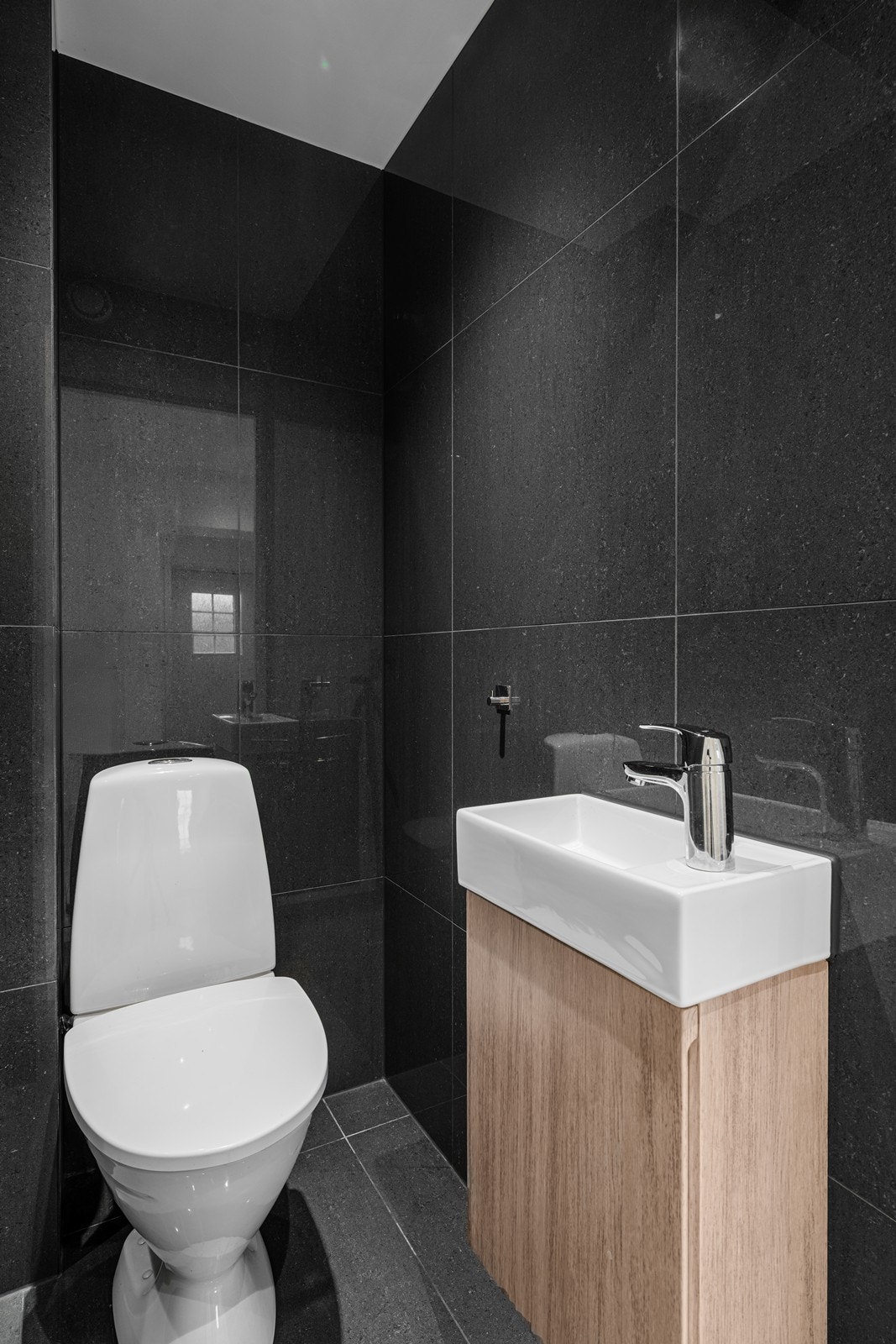 Praktisk toalettrom ved inngangspartiet Galleribilde