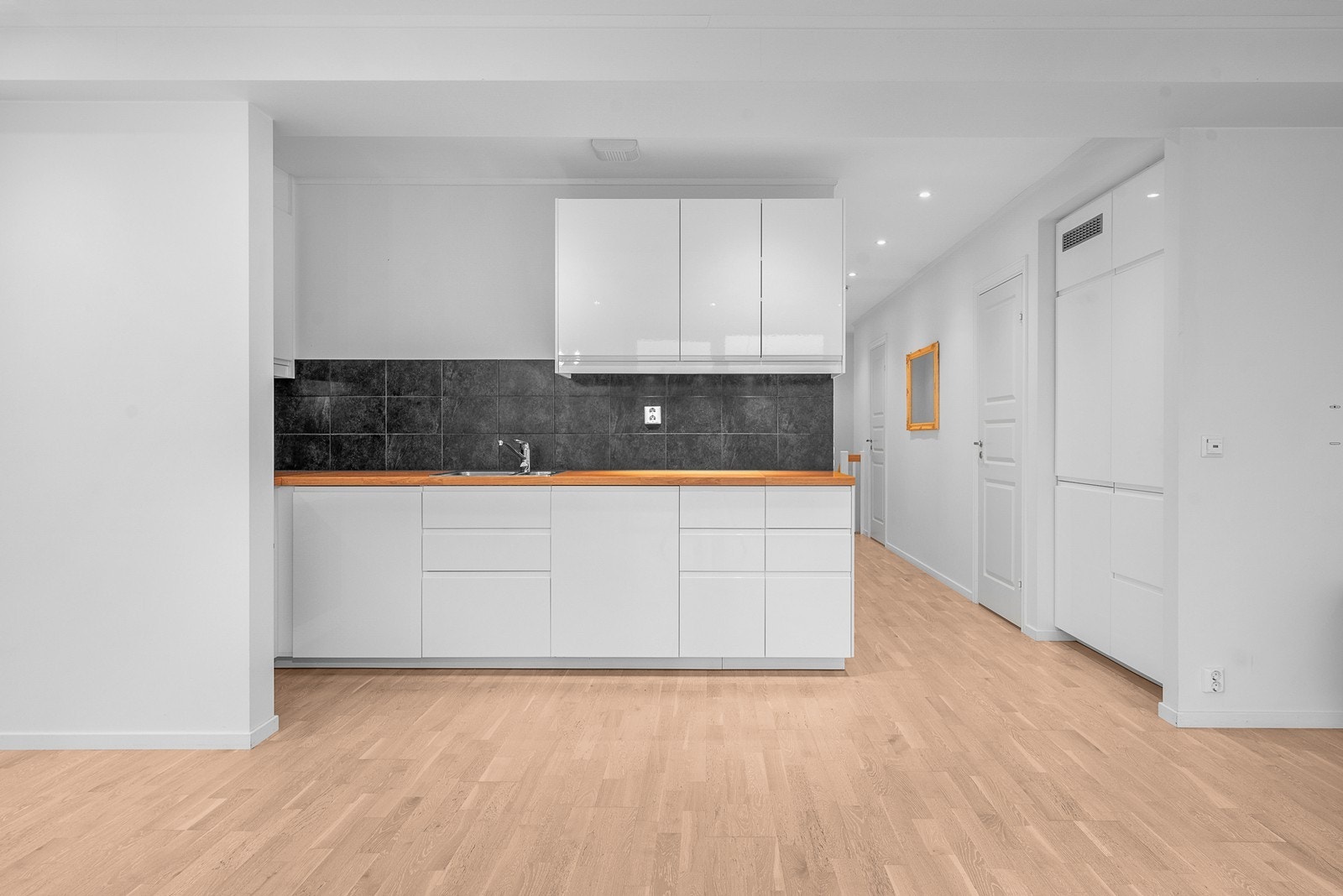 Moderne kjøkken med en god arbeidsflate og stilrene løsninger Galleribilde