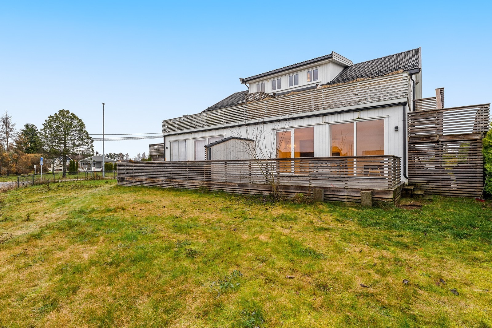 Terrassen gir direkte tilgang til hagen Galleribilde