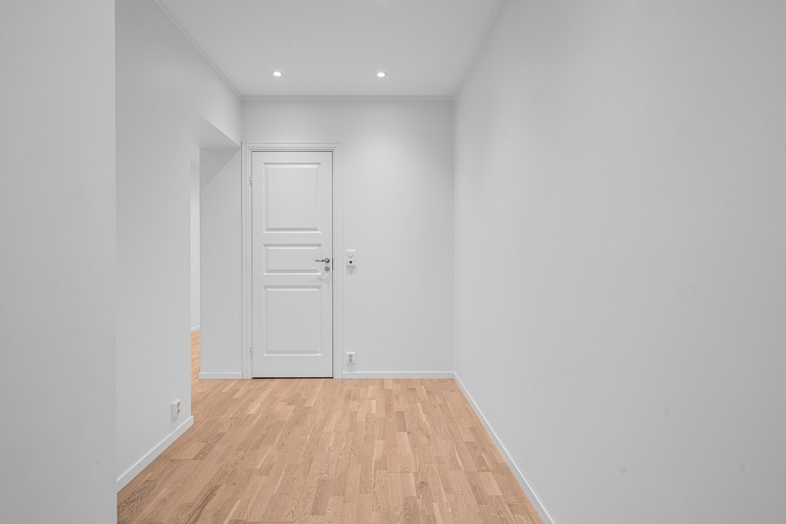 Lys og innbydende entre med downlight Galleribilde