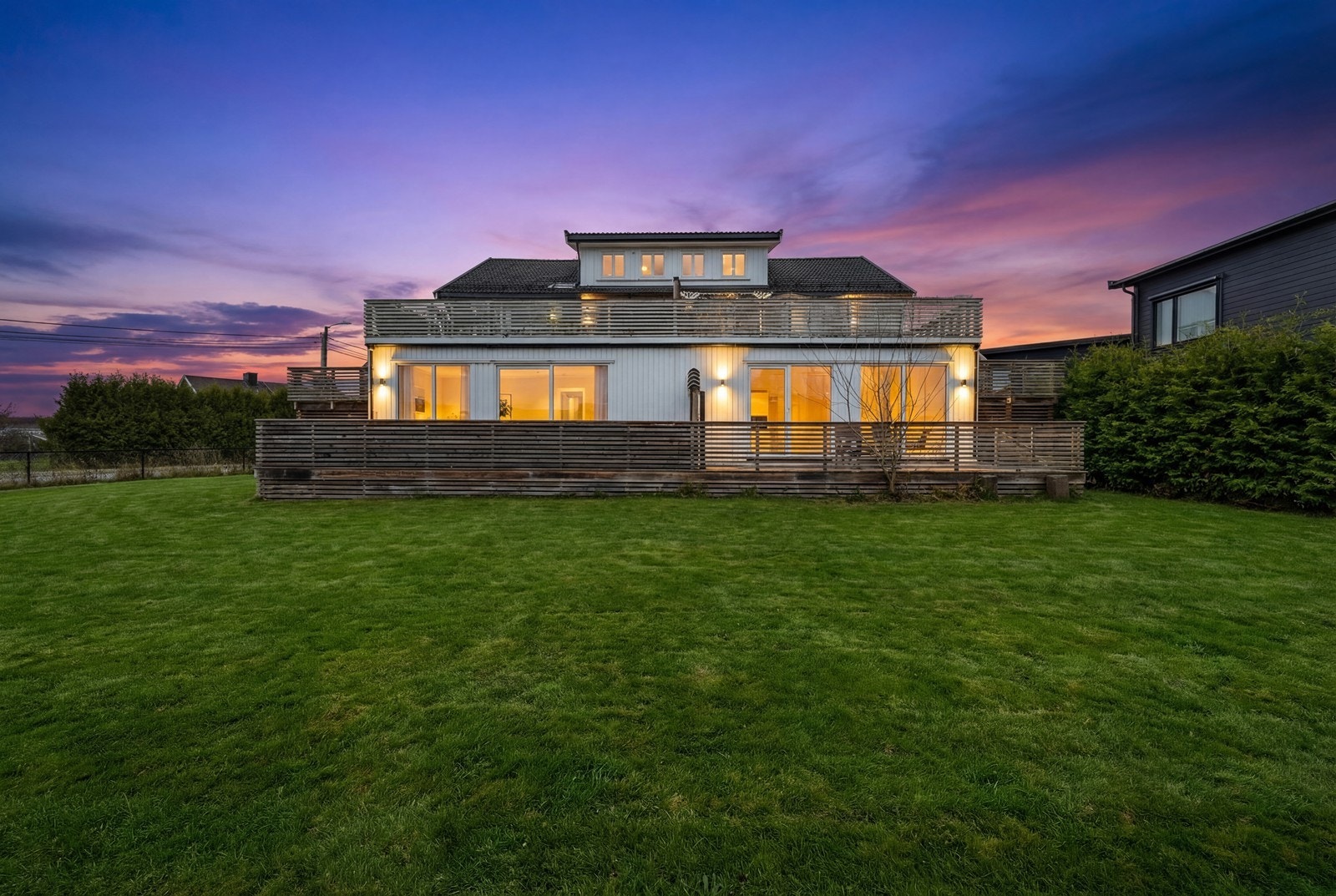 Stor hage med plen gir gode muligheter for utendørs aktiviteter - Bildet er redigert av AI Galleribilde