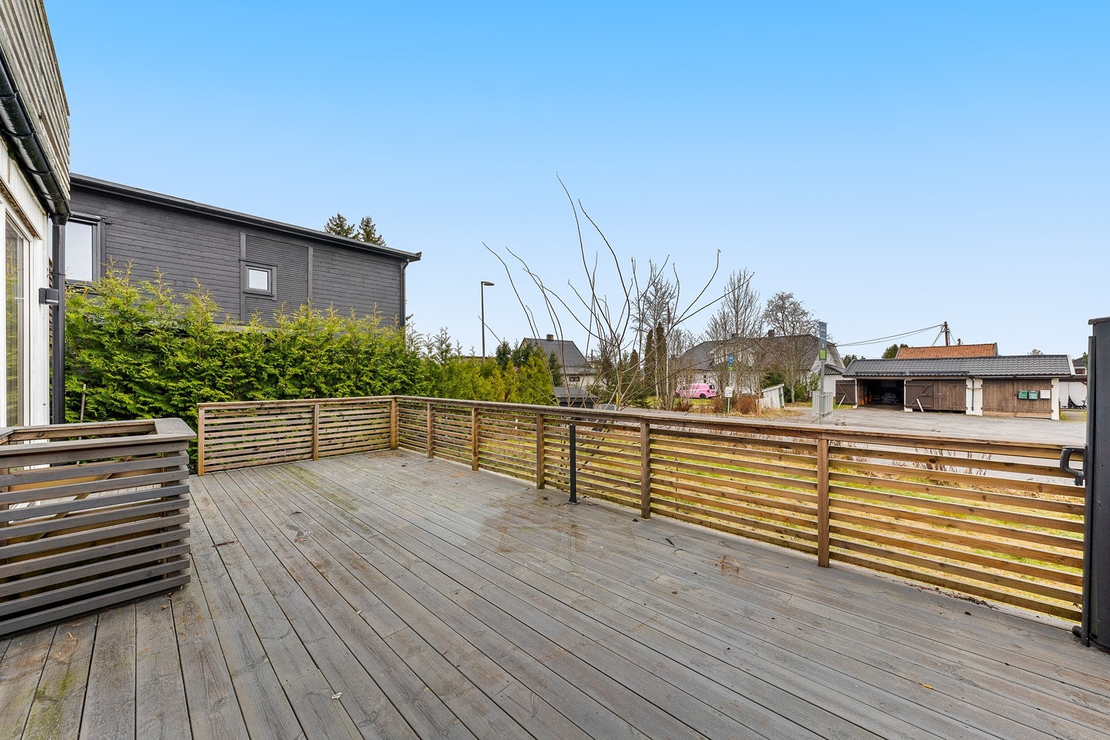 Romslig terrasse med plass til utemøbler Galleribilde