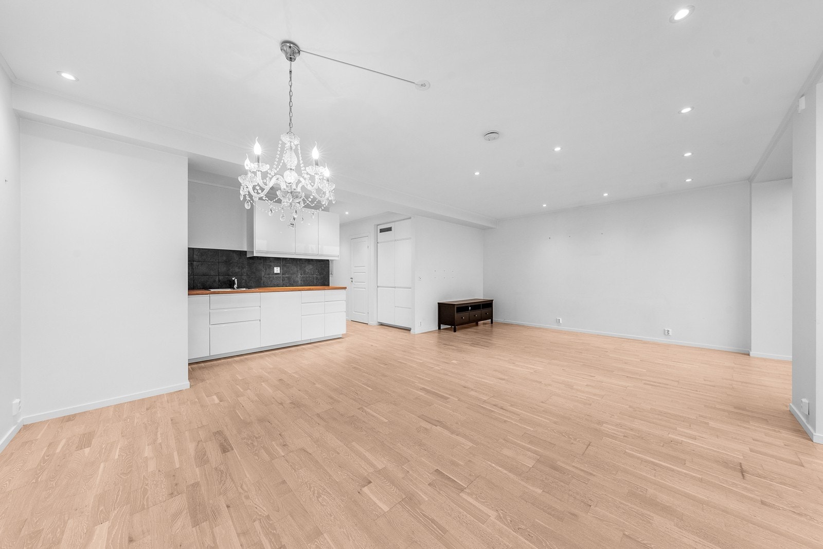 Stuen har gode møbleringsmuligheter med plass til sofagruppe Galleribilde