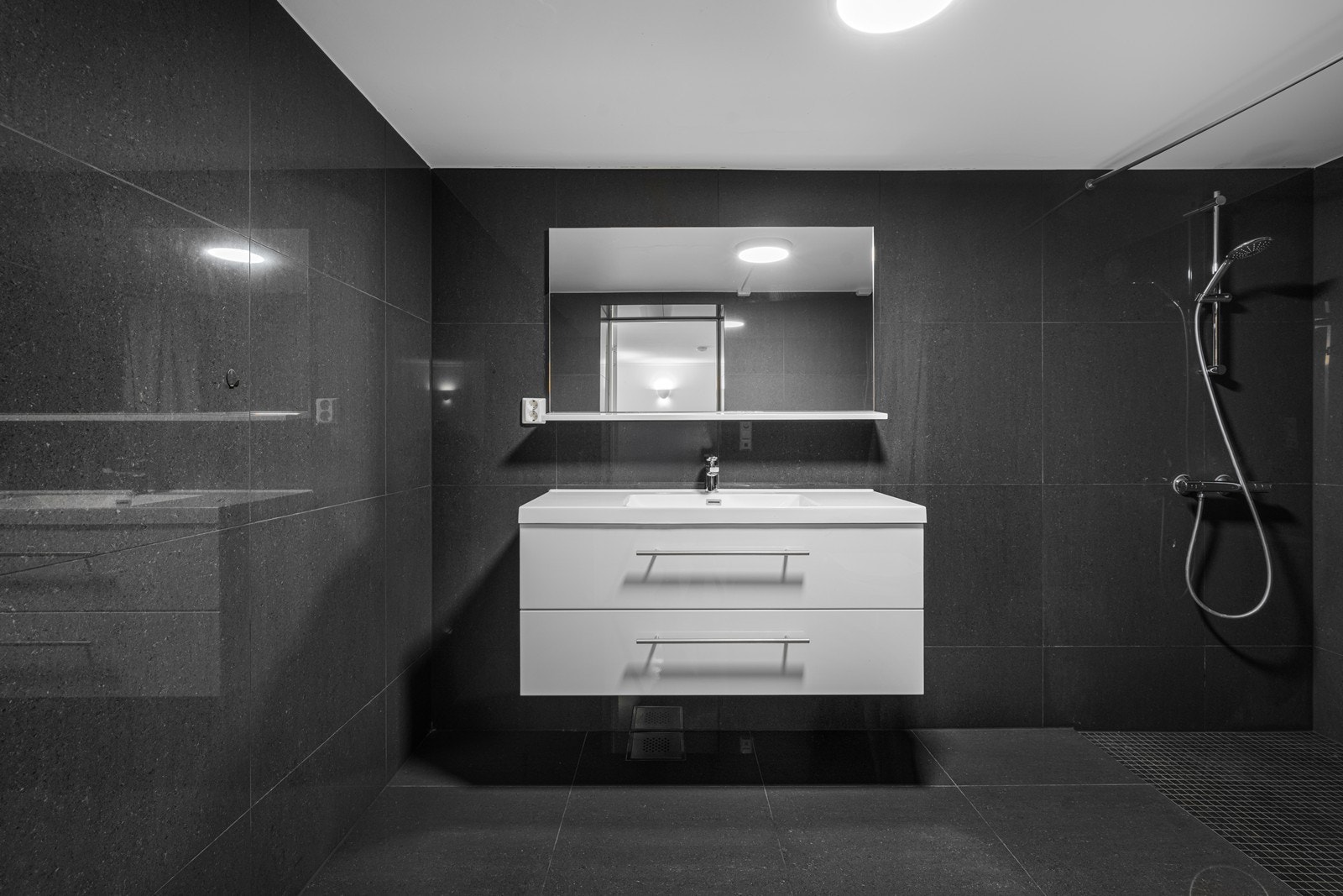 Innbydende bad med store fliser og moderne innredning Galleribilde