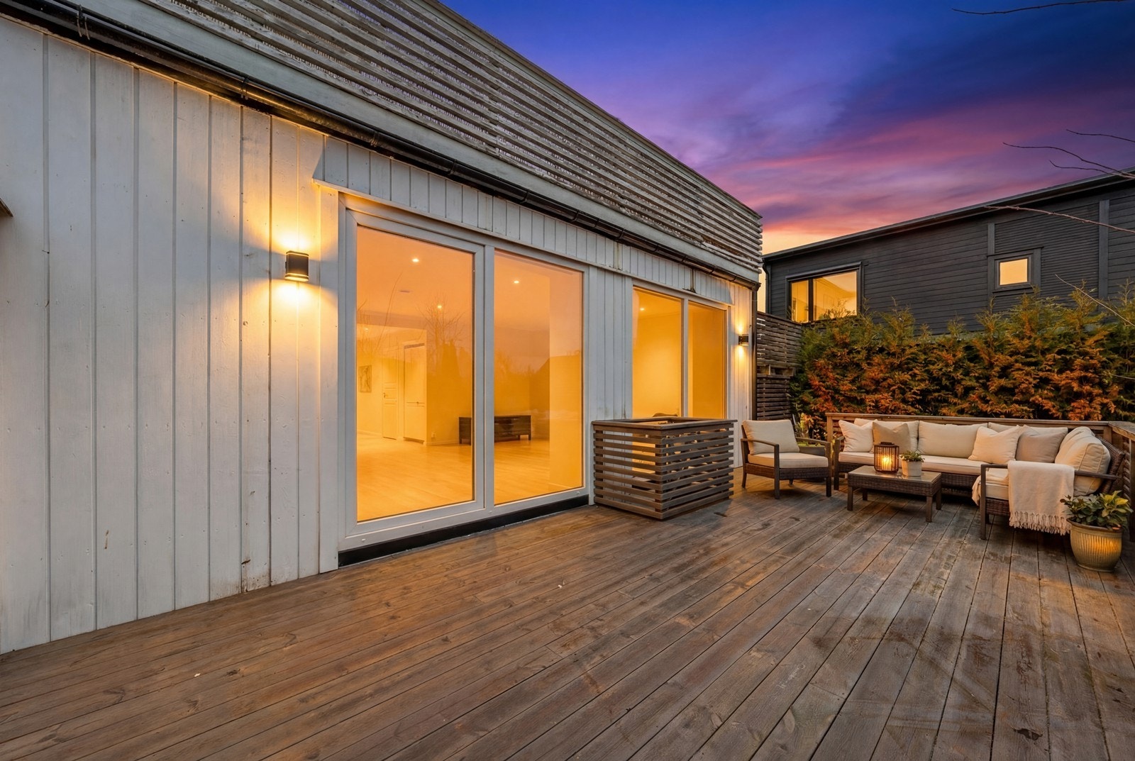 Terrassen har direkte utgang fra stuen, med god plass til utemøbler - Digitalt møblert Galleribilde