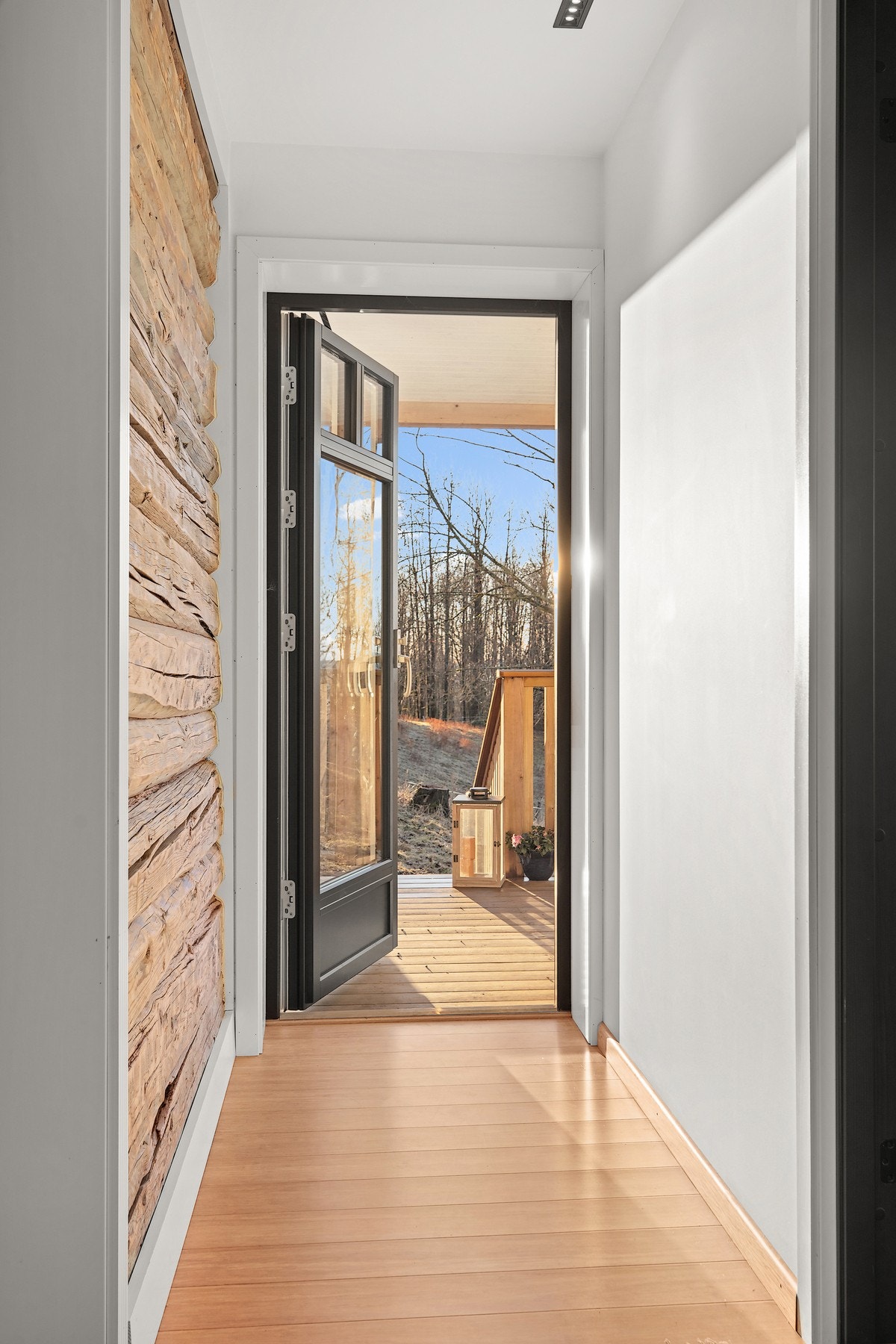 Gangen gir tilgang til en overbygget terrasse med trapp til terreng. Galleribilde