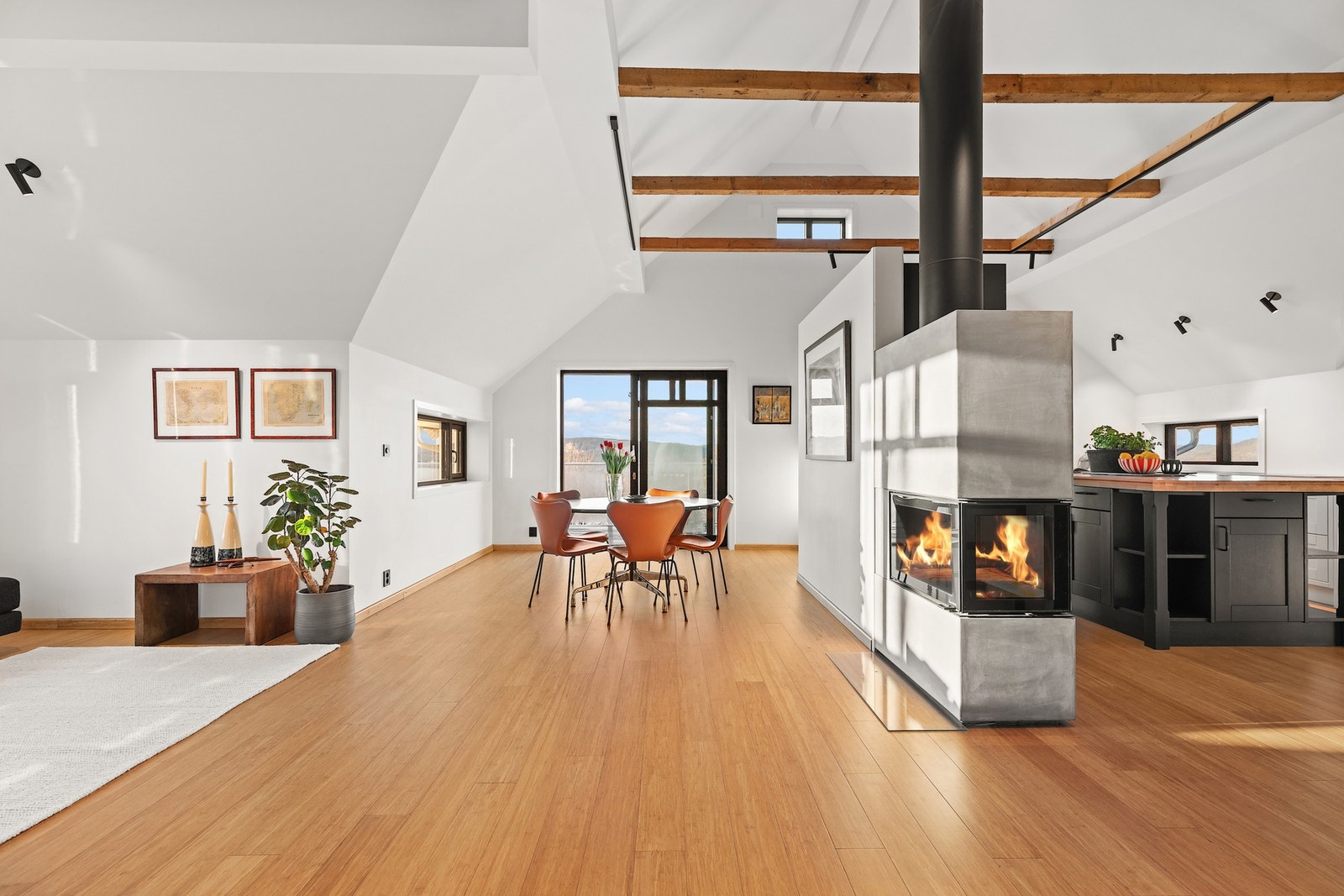 Boligens 2. etasje har god planløsning med kjøkken og stue i en arealeffektiv åpen løsning. Galleribilde