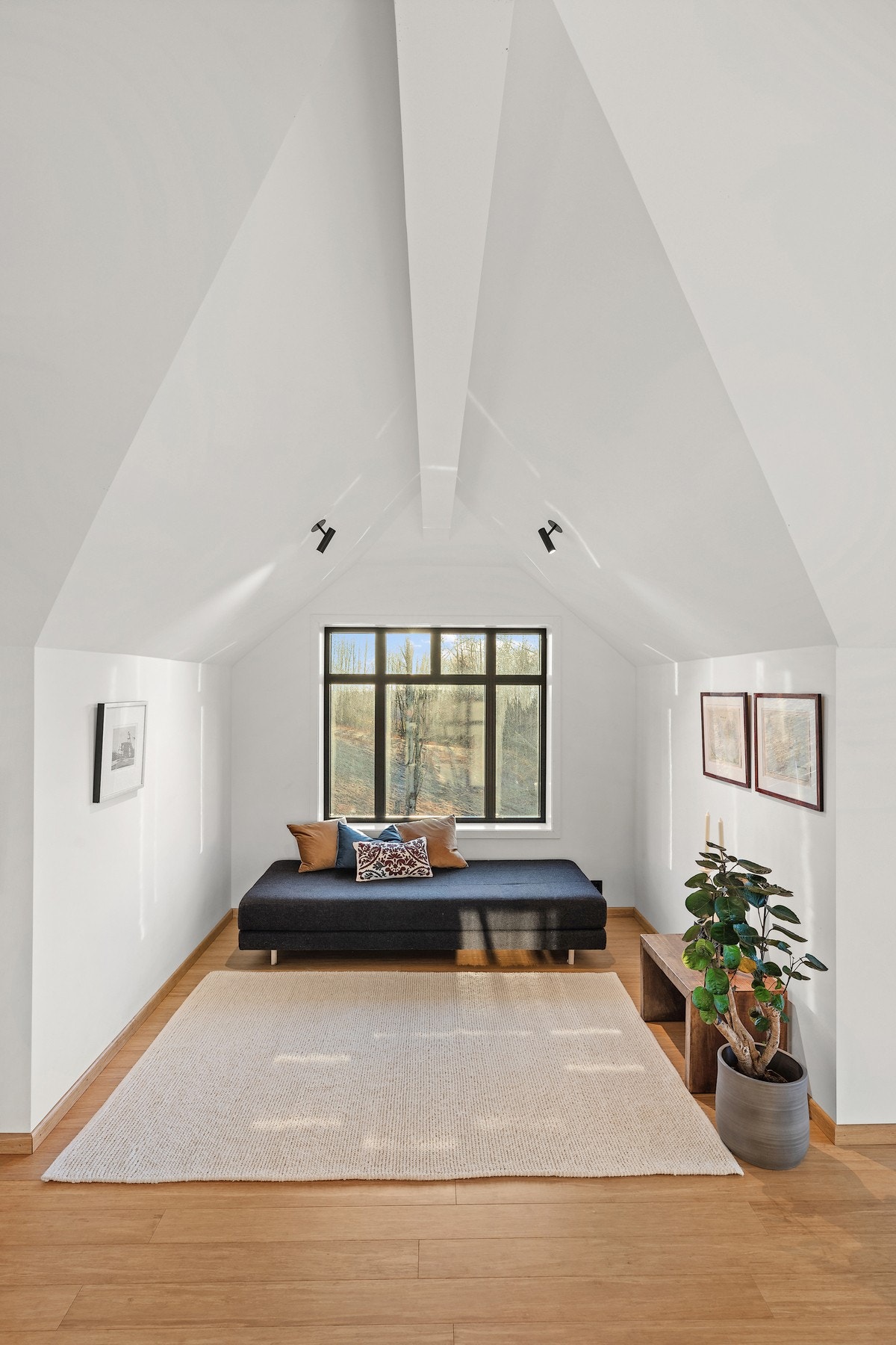 Enda en sofagruppe får plass innenfor spisestue. Galleribilde