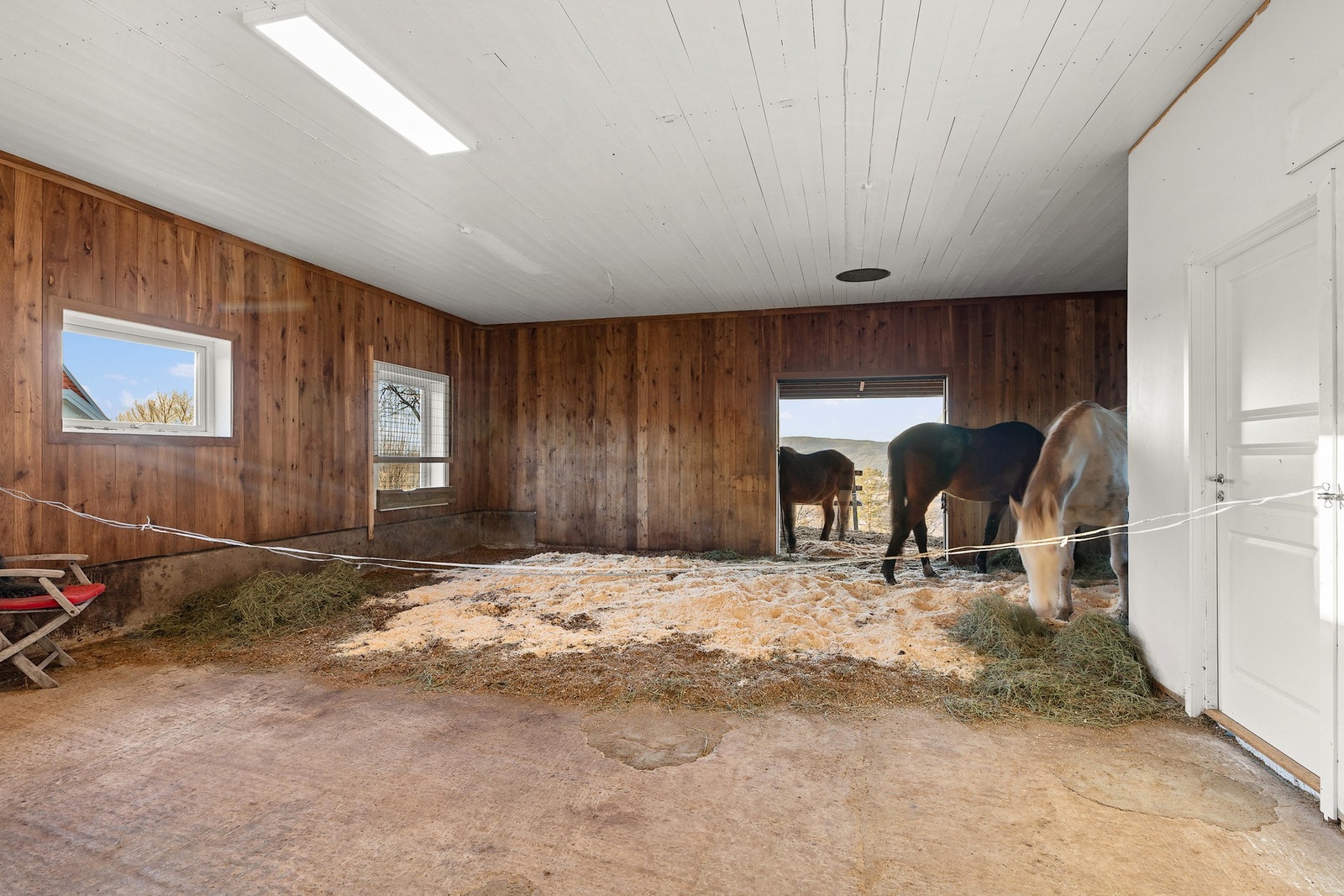 Stallen er innredet med gang, bad, mellomgang, stue, innredet rom, 2 disponible rom og 2 store låverom. Galleribilde