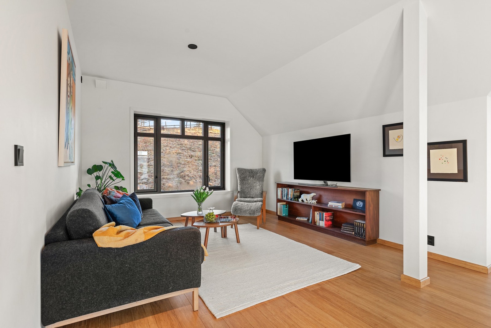 Stuen har god plass for møblering i soner, som nisjen med tv-stue ved hems. Galleribilde