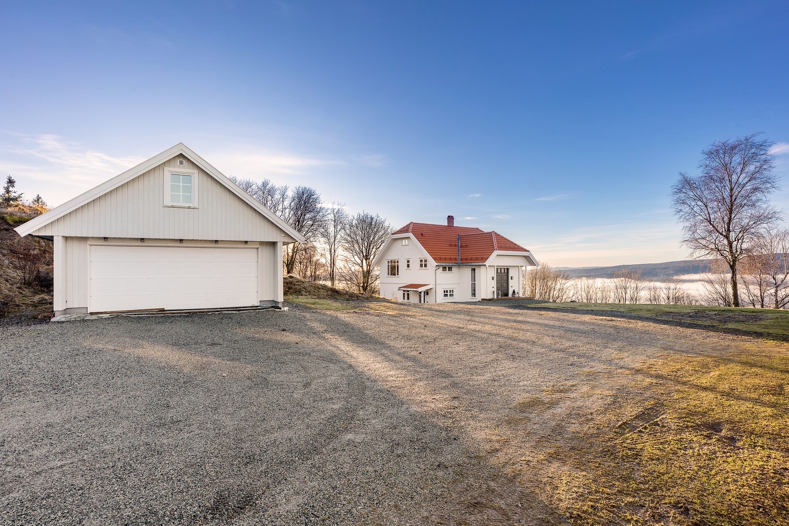 Med den flotte eiendommen følger en dobbel garasje på 46 m², oppført i 2015. Galleribilde