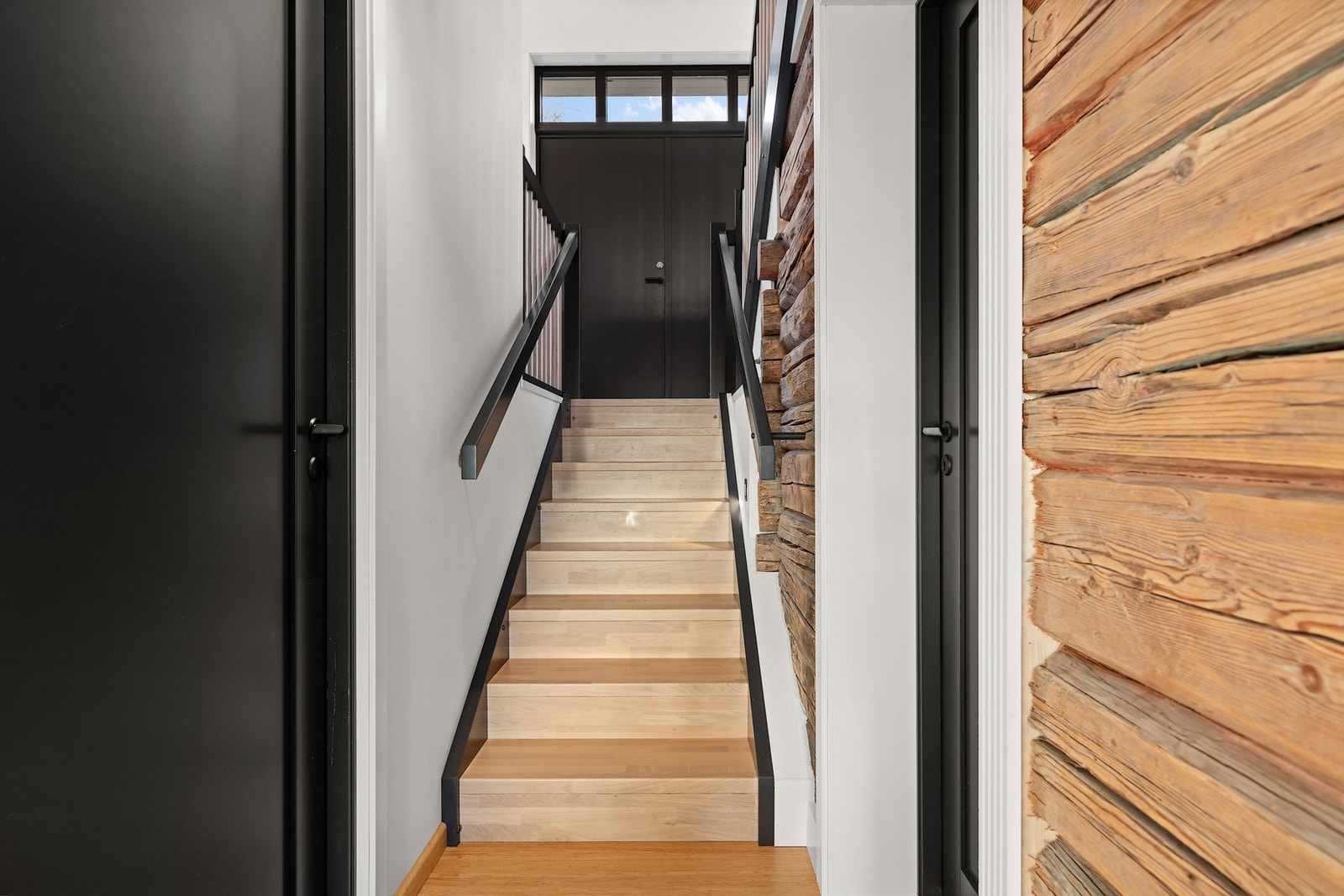 Inngangsparti/gang 1. etasje er utstyrt med en luft til luft varmepumpe produsert i 2023. Galleribilde