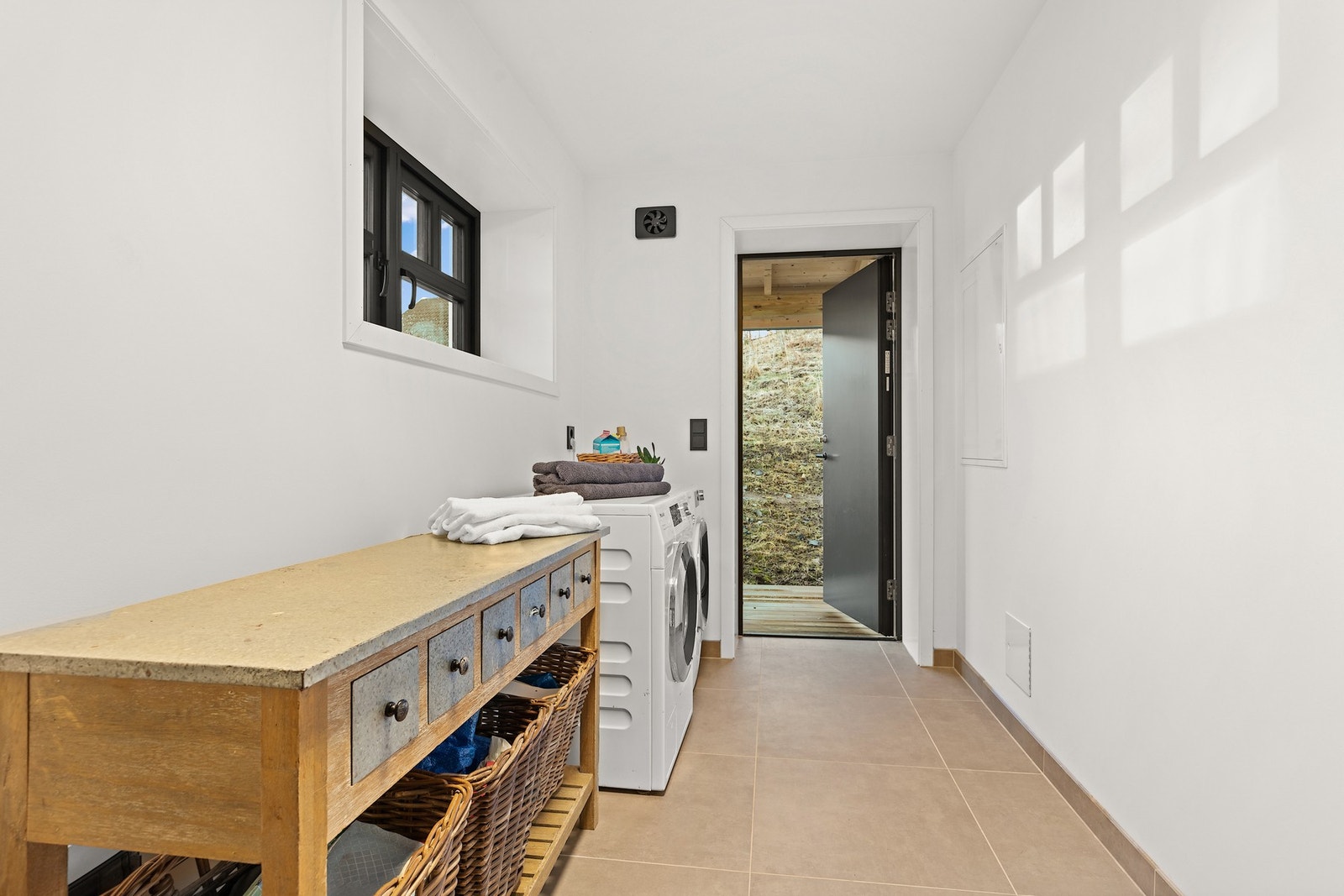 Vaskerom i 1. etg har praktisk utgang til terreng og flislagt gulv med elektriske varmekabler. Galleribilde