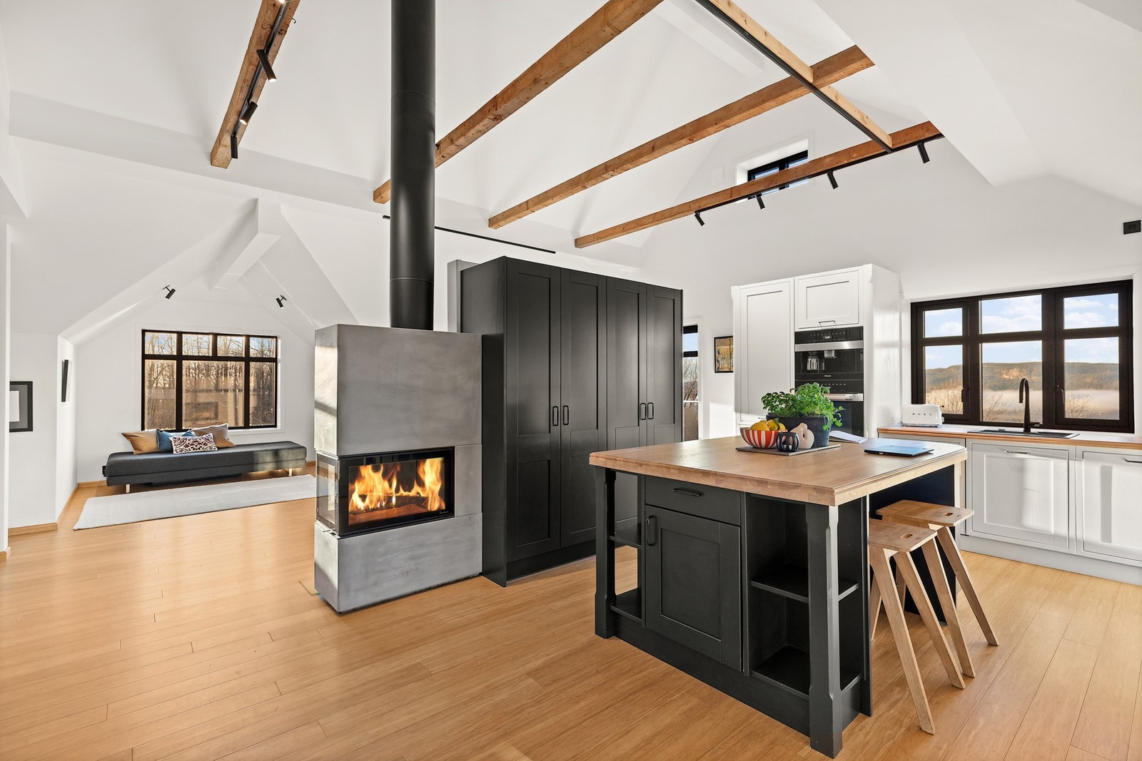 En flott peis er sentralt plassert i rommet, med fint innsyn fra tre sider. Galleribilde