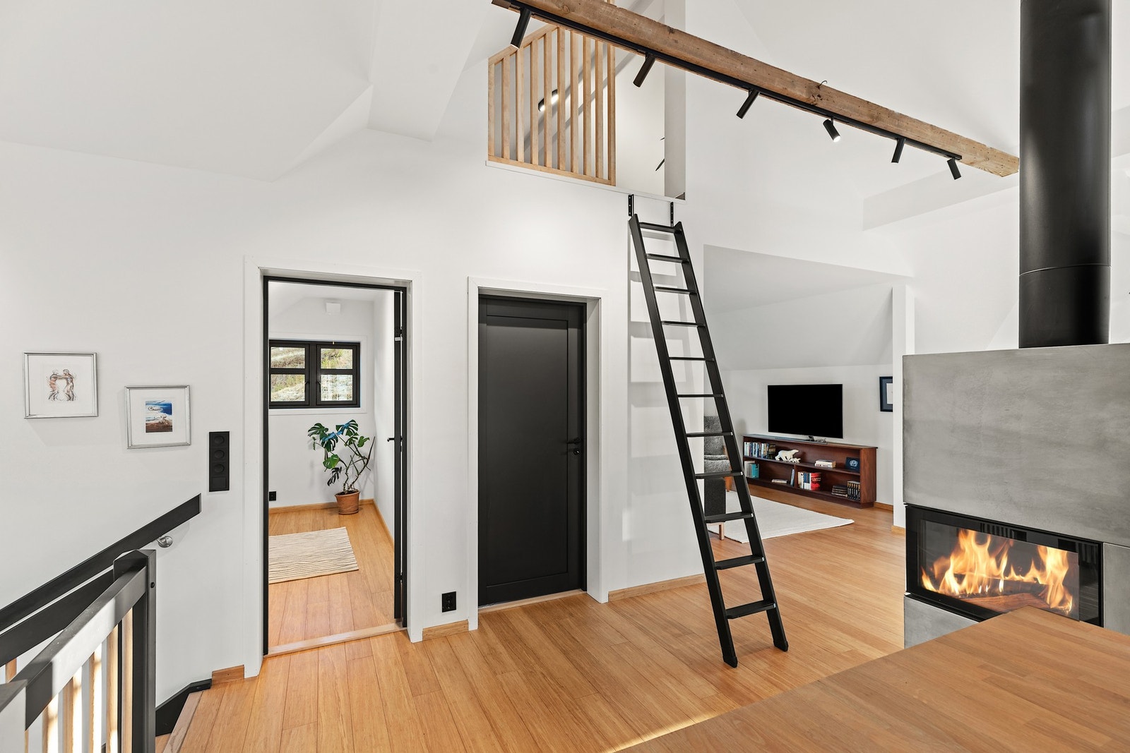 Stue/kjøkken gir adkomst til kontor, påbegynt bad og via stige til en hems. Galleribilde