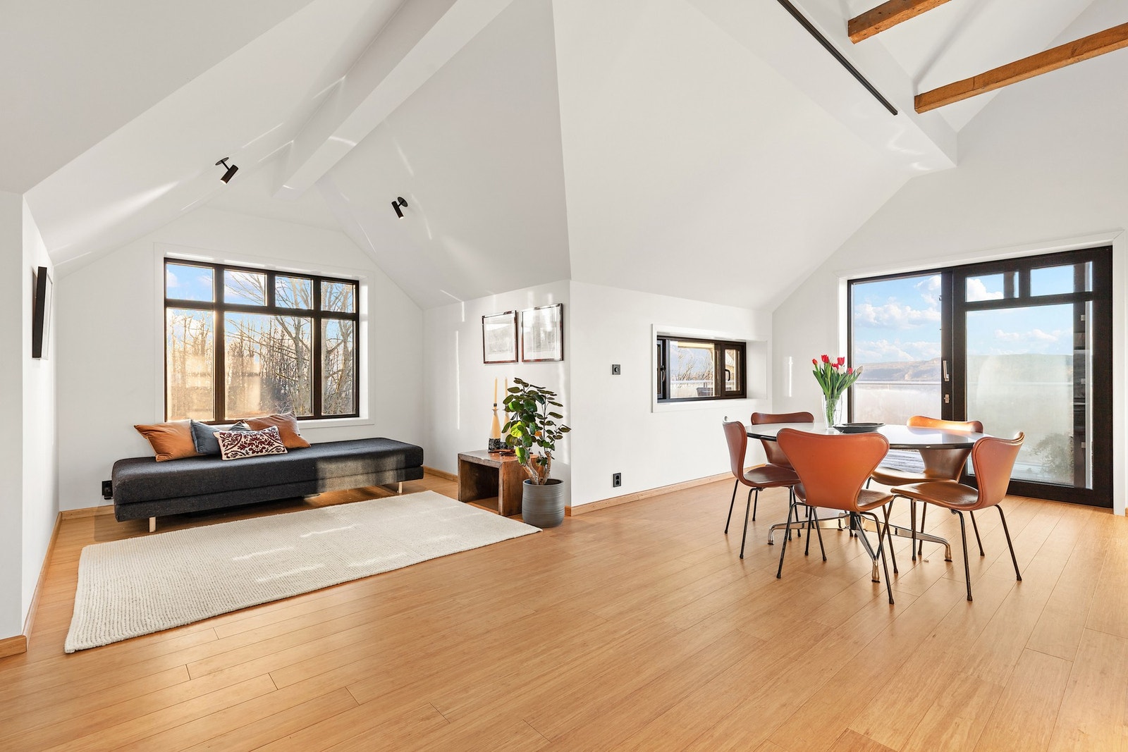 Stue/kjøkken oppleves ekstra luftig og tiltalende, med et moderne preg med store vindusflater og godt innslipp av dagslys. Galleribilde