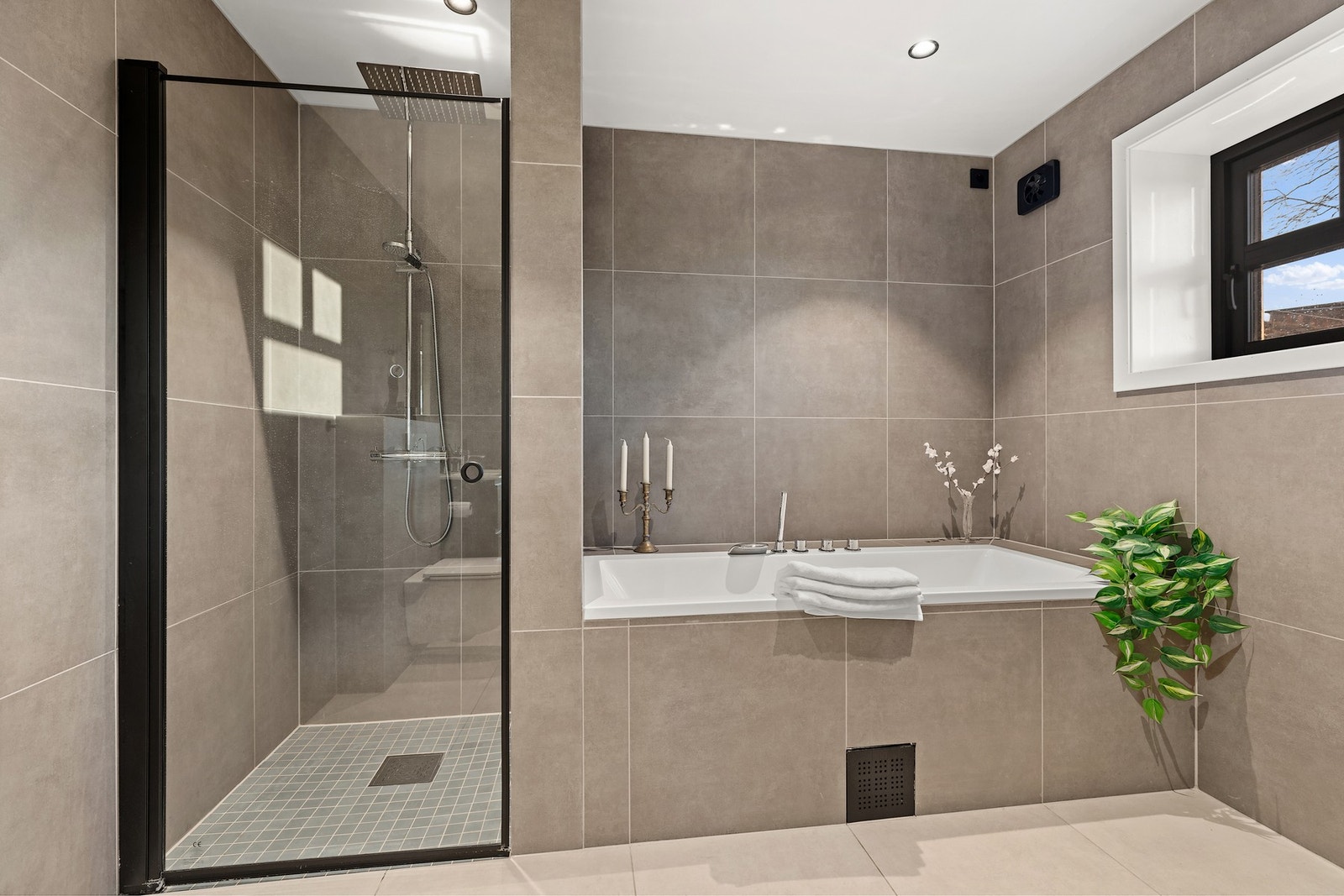 Det innbydende badet har en separat dusjnisje med glassdør. Galleribilde