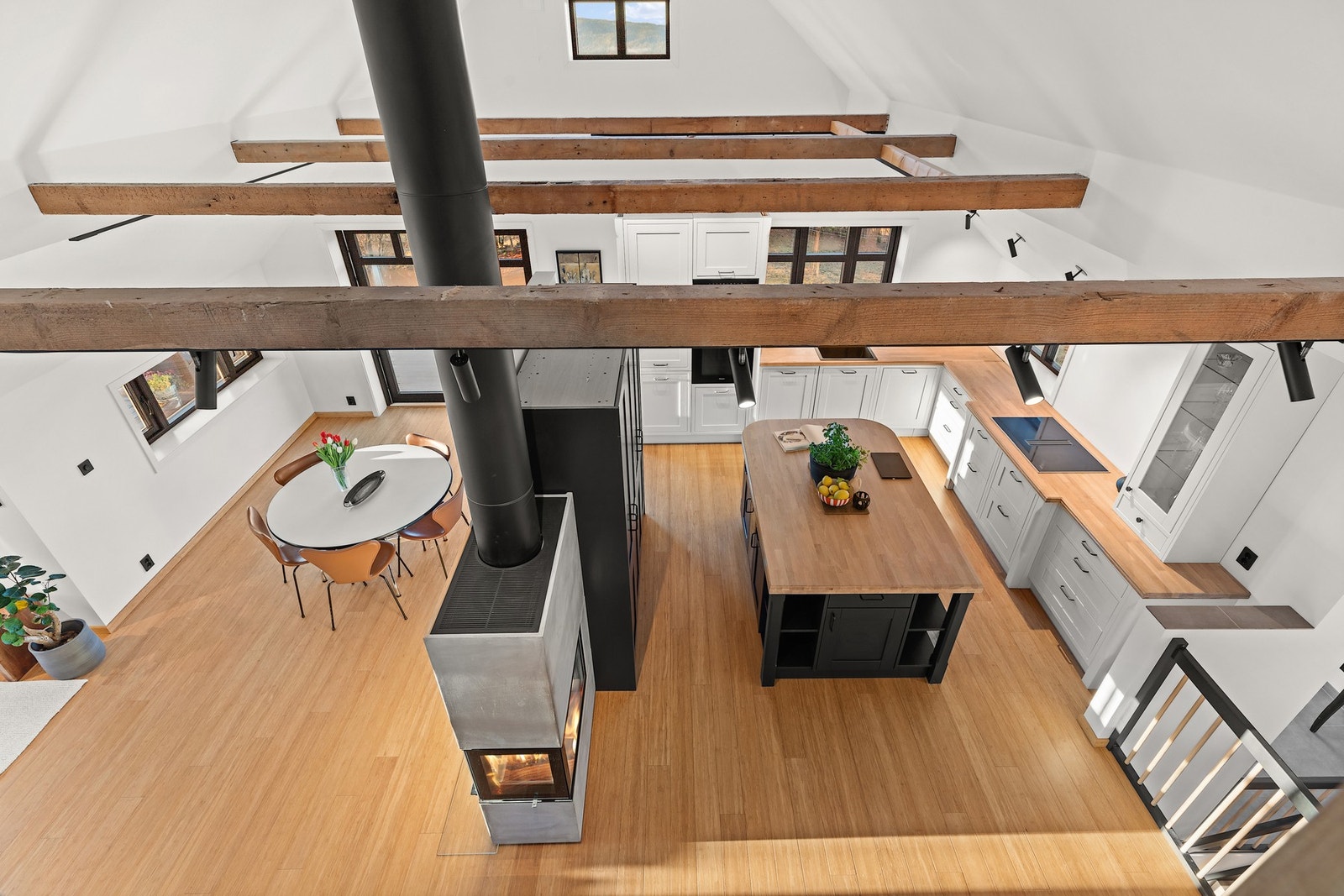 Stuer og kjøkken med spisestue. Galleribilde