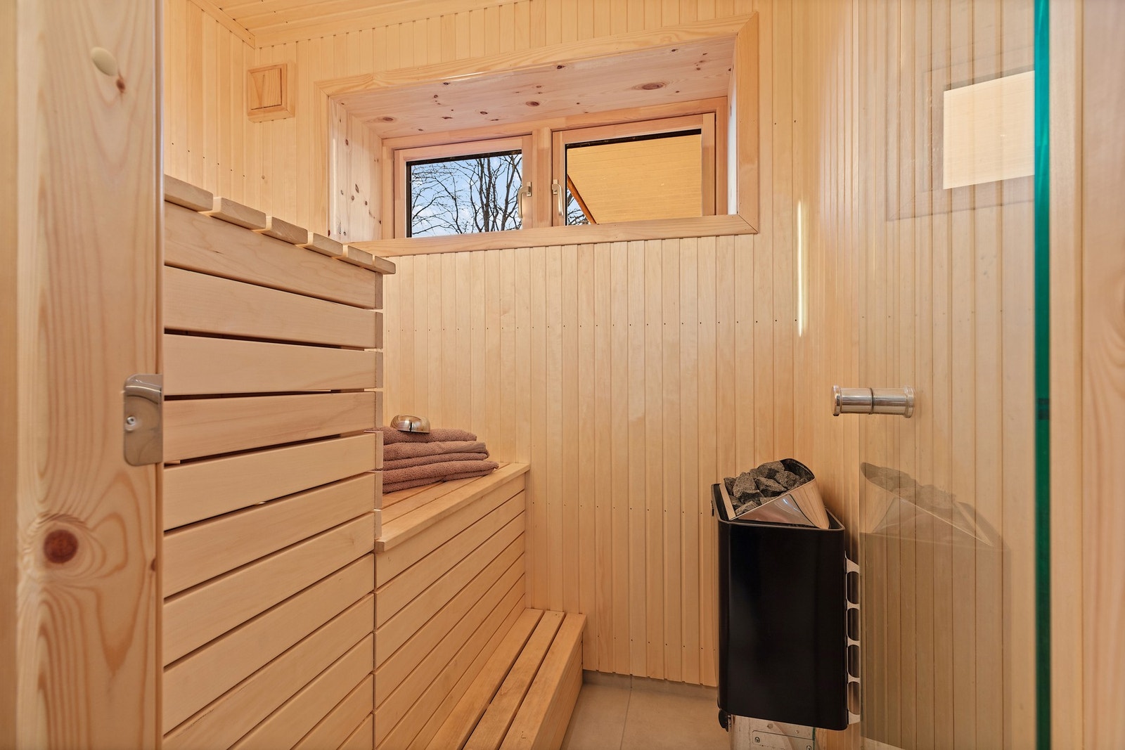 Badstuen fra 2025 har vegger og tak med panel, og gulv med fliser og sluk. Galleribilde