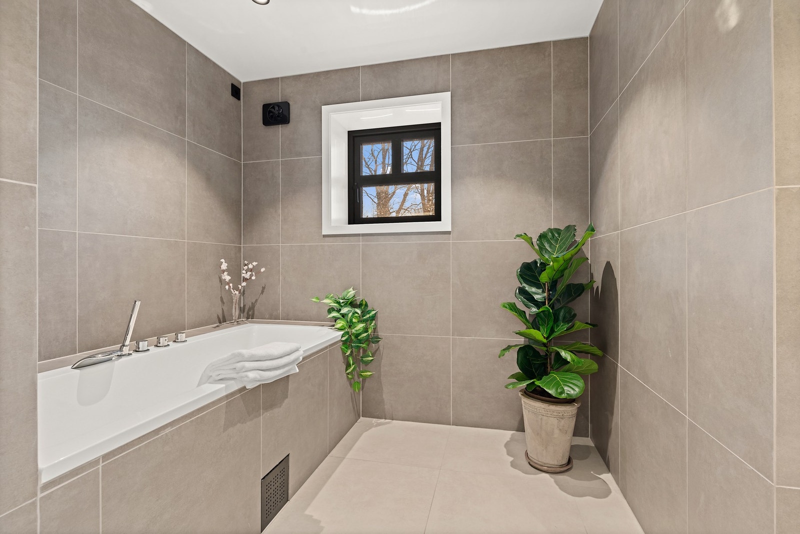 Det pent flislagte badet har elektriske varmekabler i gulv. Galleribilde