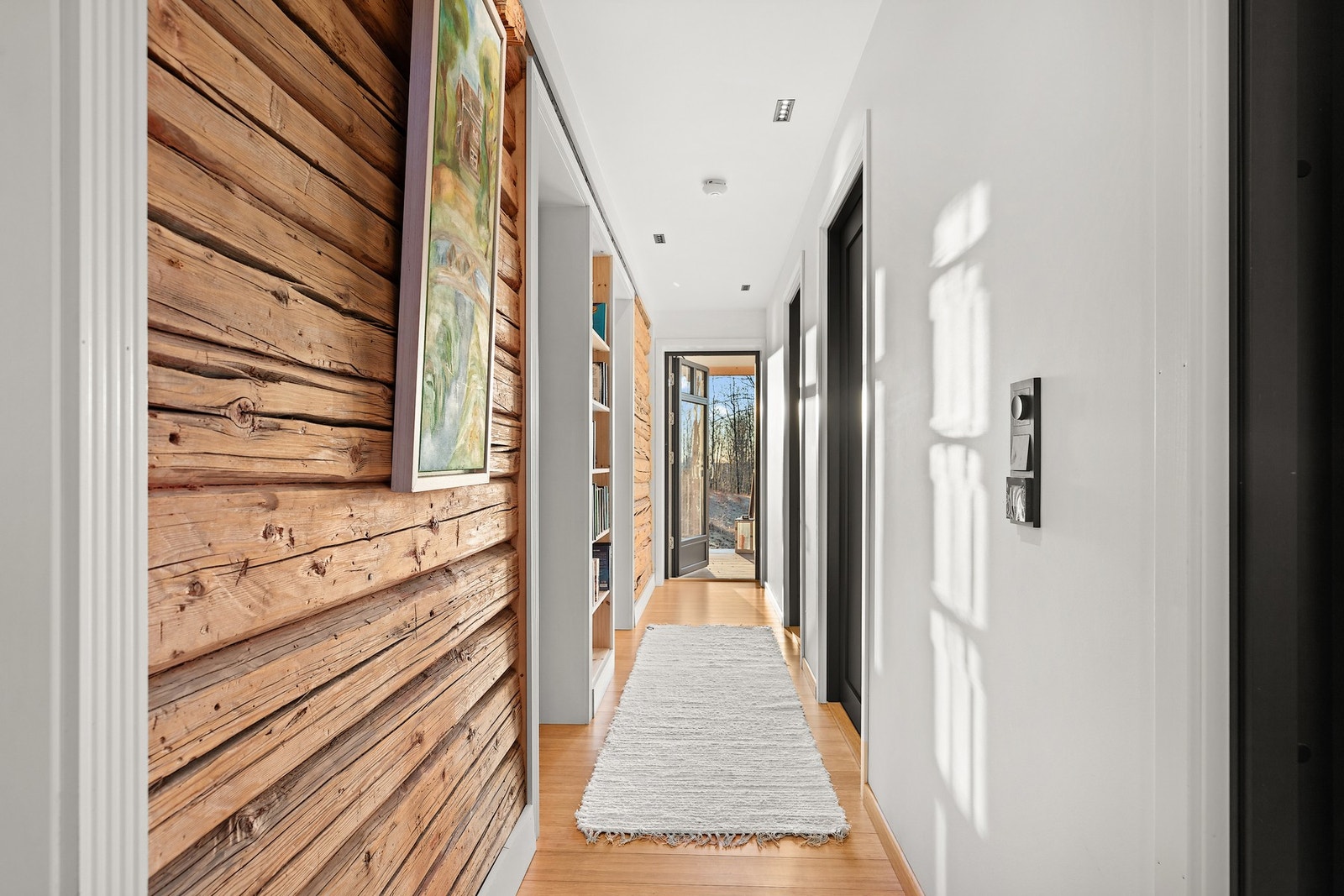 Gang i 1. etasje viser to tømmervegger som står igjen fra eldre bygg. Galleribilde