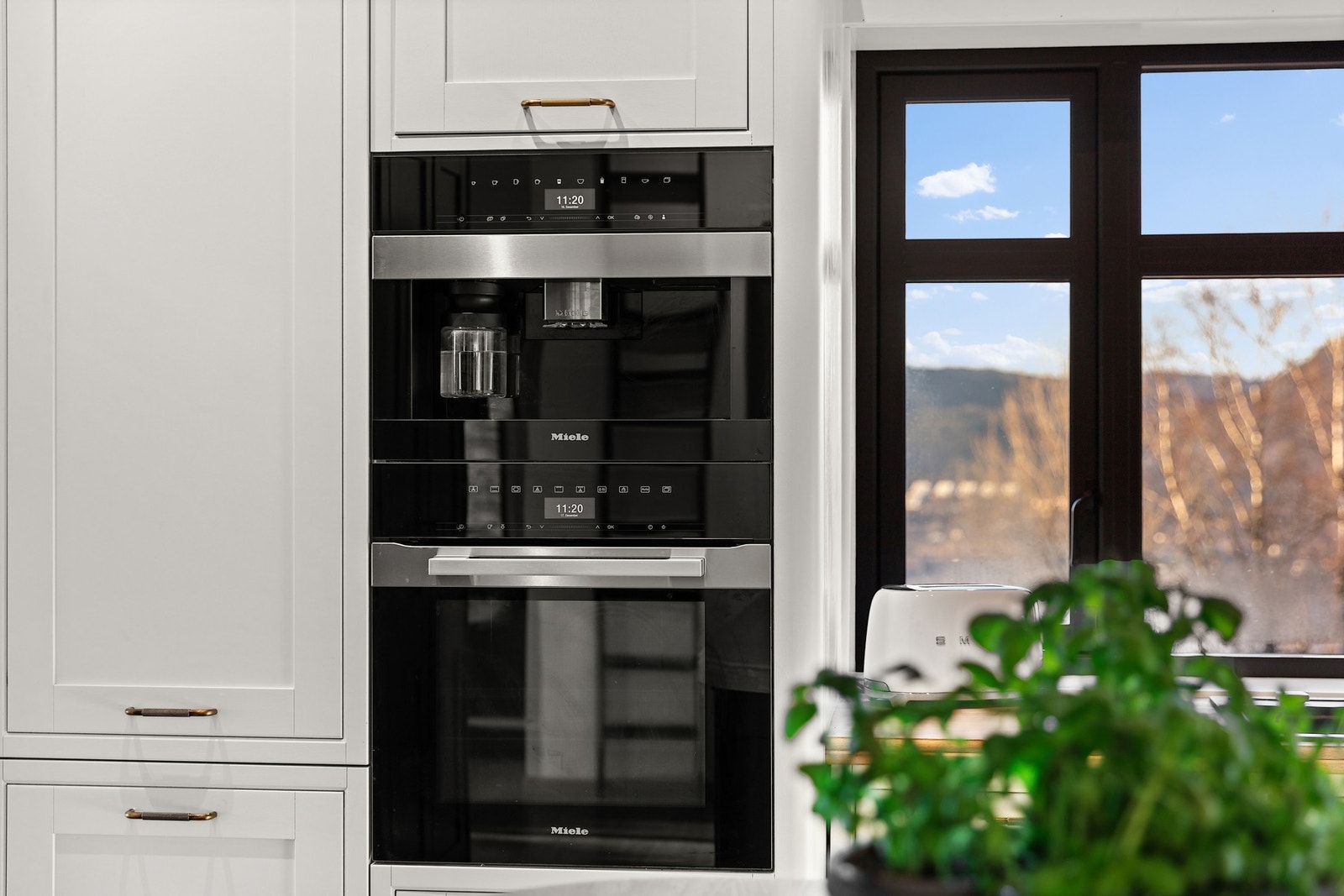Innredningen har integrert stekeovn, integrert kaffemaskin, kjøl/frys og oppvaskmaskin, alt fra Miele. Galleribilde