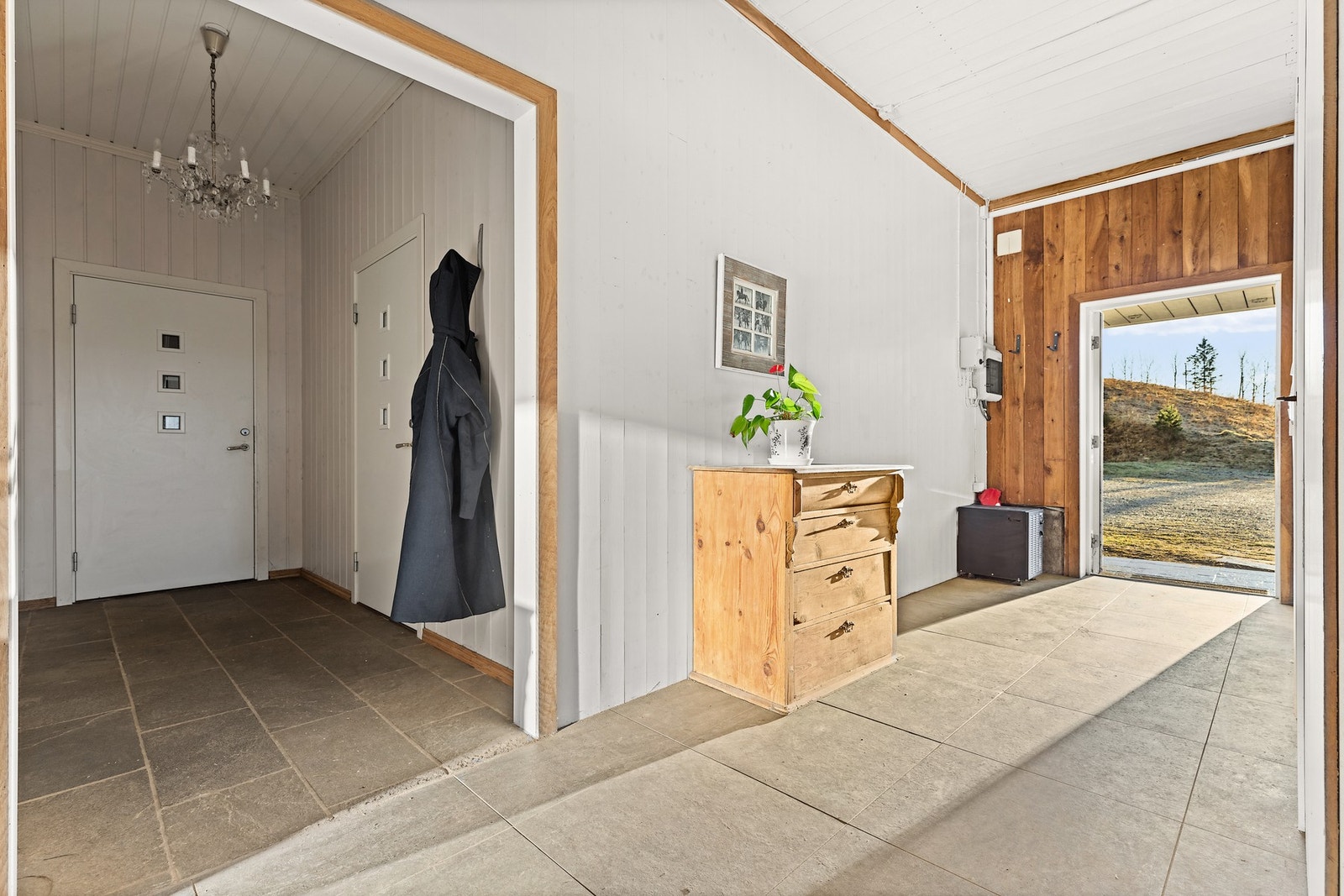 Stallgang. Det er montert strøm og belysning i stall, med eget strømskap i stallbygget. Galleribilde