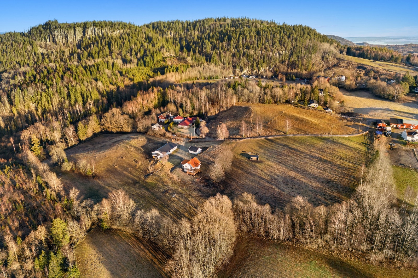 Eiendommen er tilknyttet turterreng i Kraftkollen, Glasåsen og løypenettverket innover i Vestmarka. Galleribilde