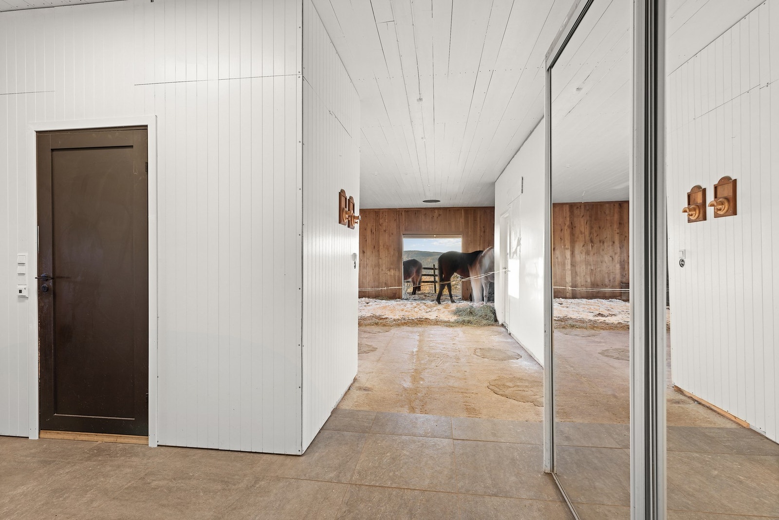 Det er satt opp en stor skyvedørsgarderobe med speilfronter i tilknytning til gang. Galleribilde