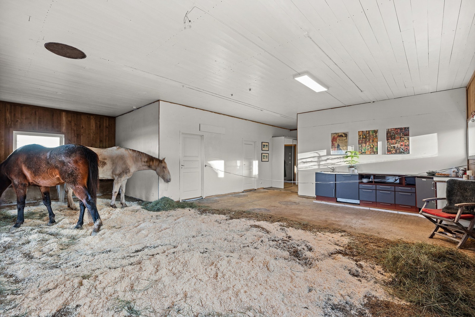 En kjøkkeninnredning er montert opp i det åpne stallrommet. Galleribilde