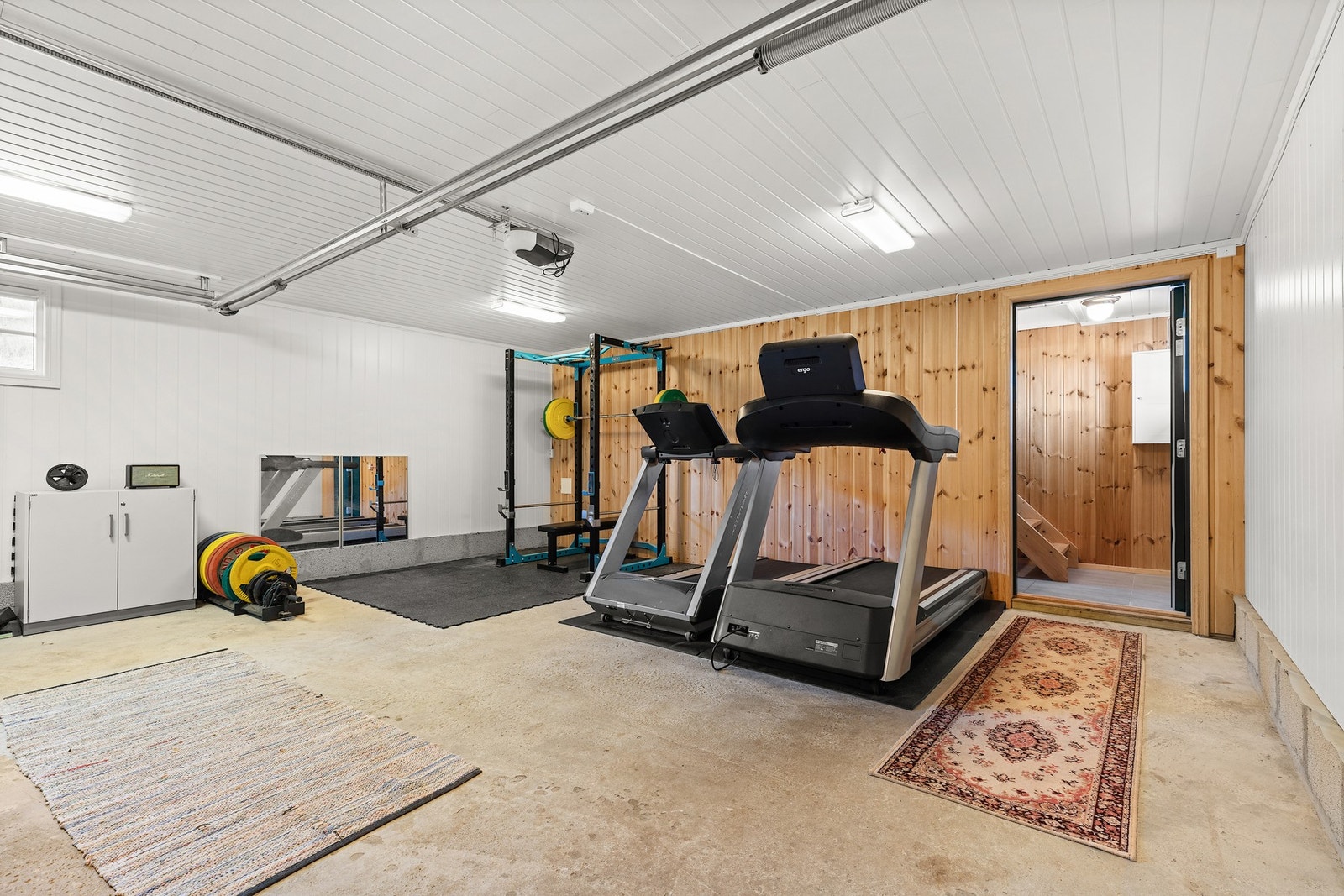 Det er montert strøm, belysning og automatisk leddport i garasjen, som også har eget sikringsskap. Galleribilde