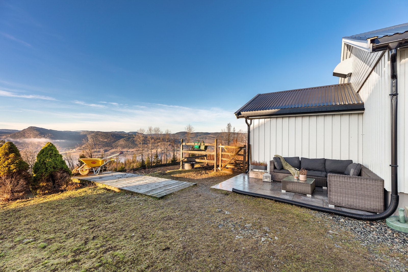 Stallen er opplyst å være omfattende oppgradert i 2015, og taktekket skiftet i 2016. Galleribilde