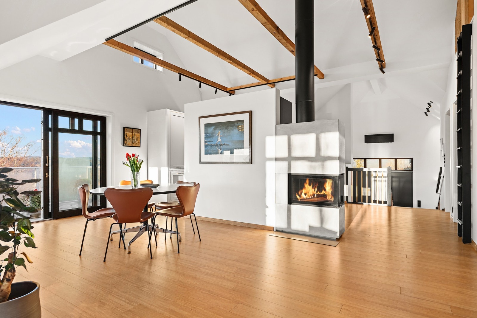 Stuen gir fin plass for en spisestue ved utgang til terrassen. Galleribilde