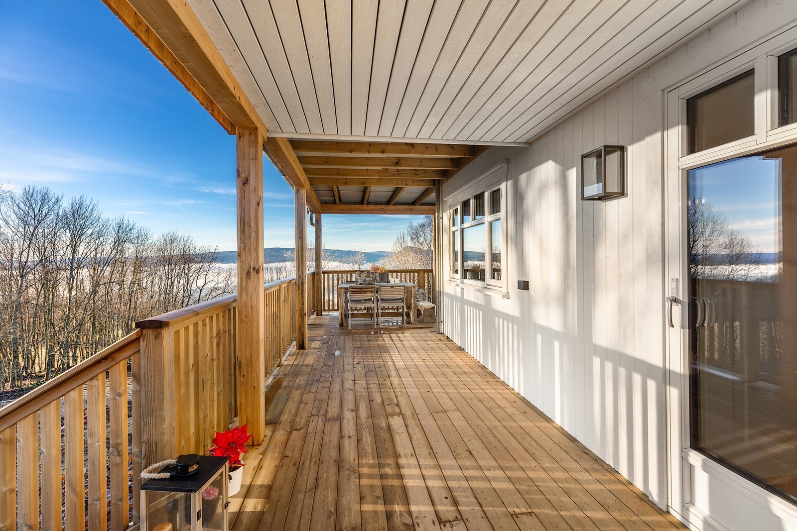 Sørvestvendt overbygget terrasse på rundt 31 m² med utgang fra gang i 1. etasje. Galleribilde
