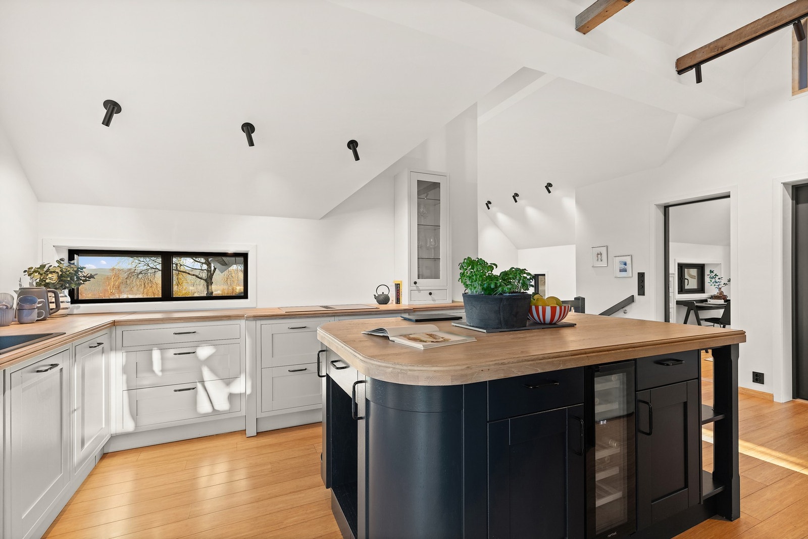 Kjøkkenøyen er utstyrt med et Noorcool vinskap. Galleribilde