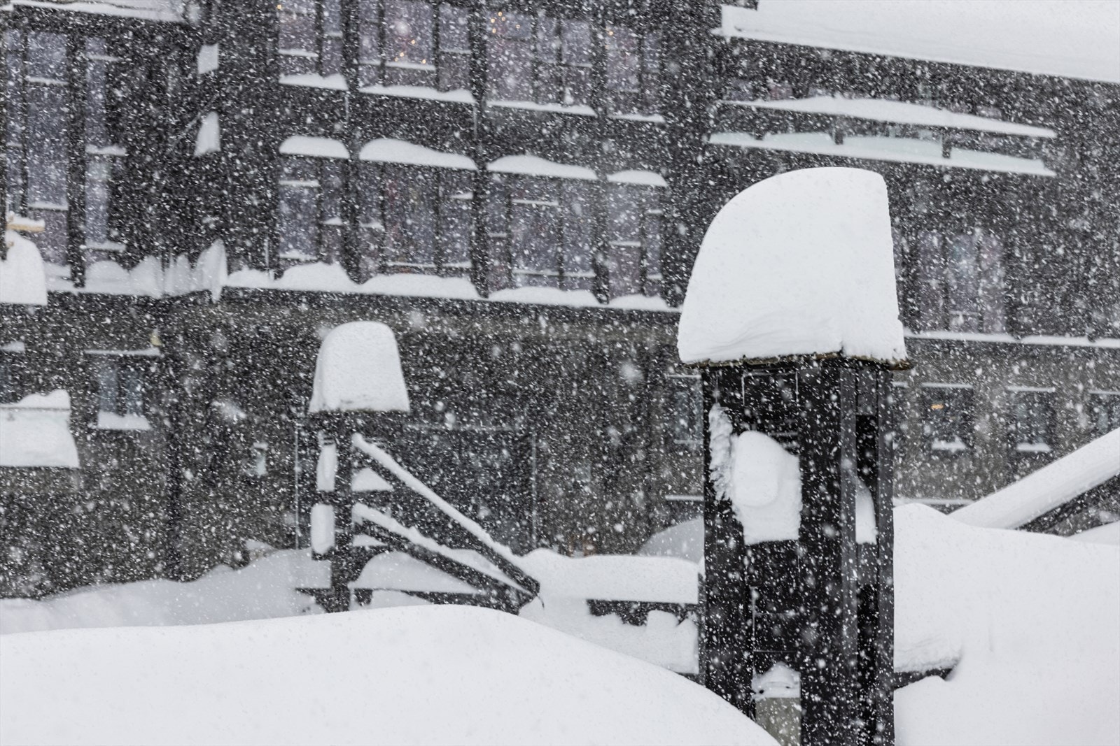 I hovedhuset ligger tre forskjellige spisesteder under samme tak. Perfekt for et avbrekk enten du står eller går på ski. Foto: Aurelijus Norvaisas. Galleribilde